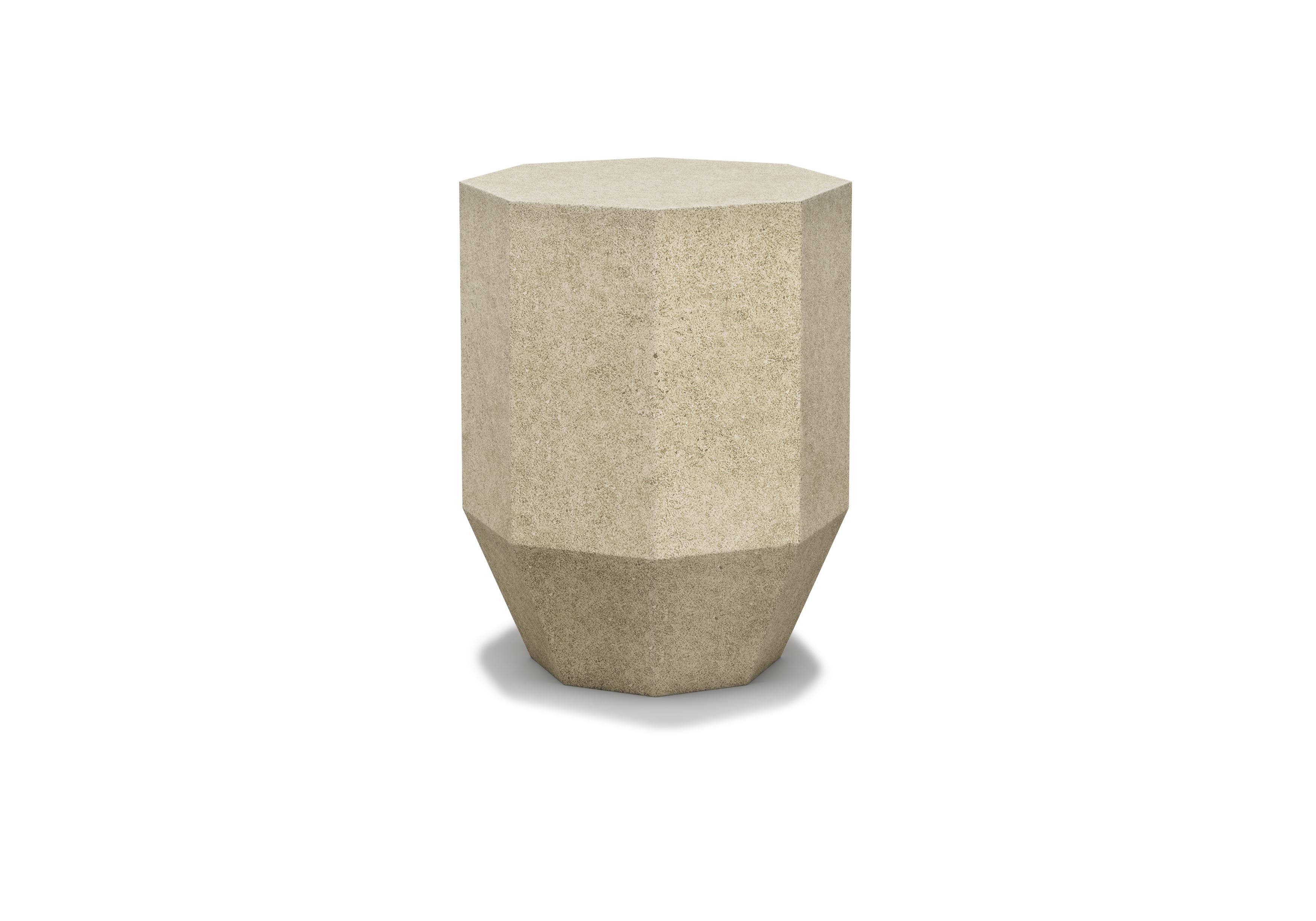 Gemma ist ein achteckiger Beistelltisch aus Zement für den Garten.

Die Gemma Collection ist ein kraftvoller Entwurf, der die abgerundeten Linien und den Komfort miteinander verbindet, die Kraft der Kontraste in das gesamte Design einbezieht und das