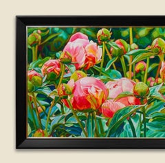 "Opening Day": natura morta dettagliata di peonie in un campo di verde lussureggiante.