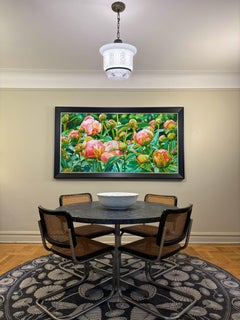 "Opening Day": natura morta dettagliata di peonie in un campo di verde lussureggiante.