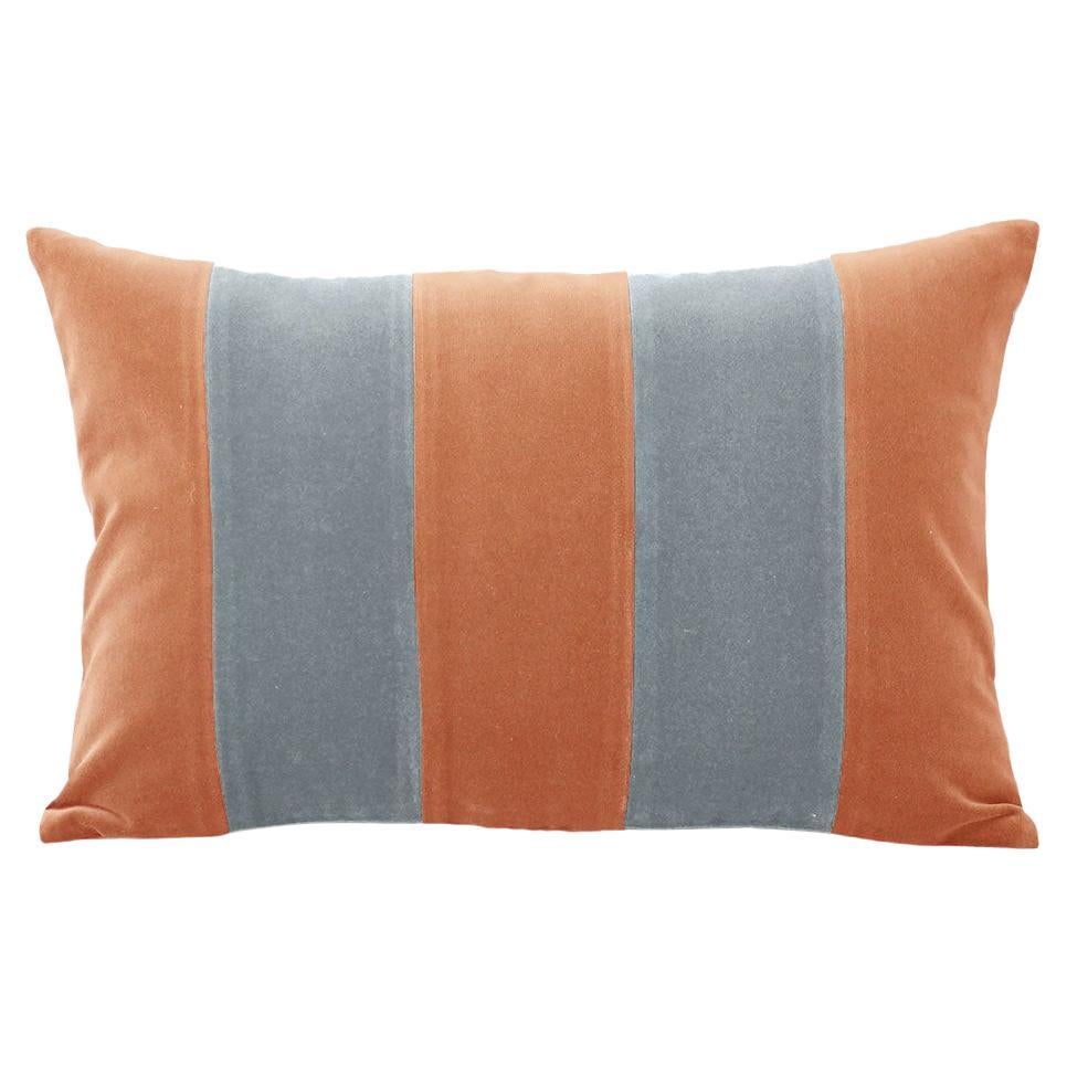 GEMMA II Coussin décoratif à rayures en velours camel et bleu ciel fait main de luxe en vente