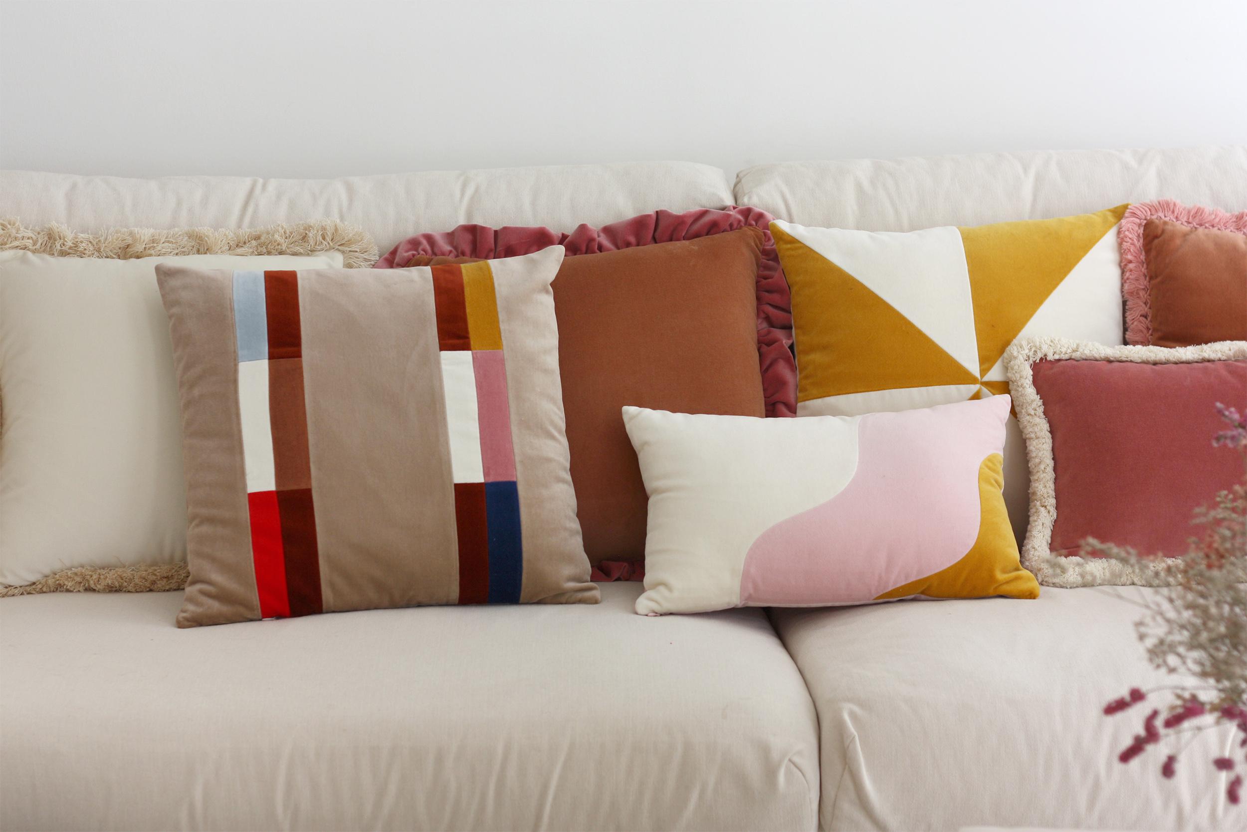 Portugais GEMMA II Coussin décoratif de luxe fait main en velours camel et rose en vente