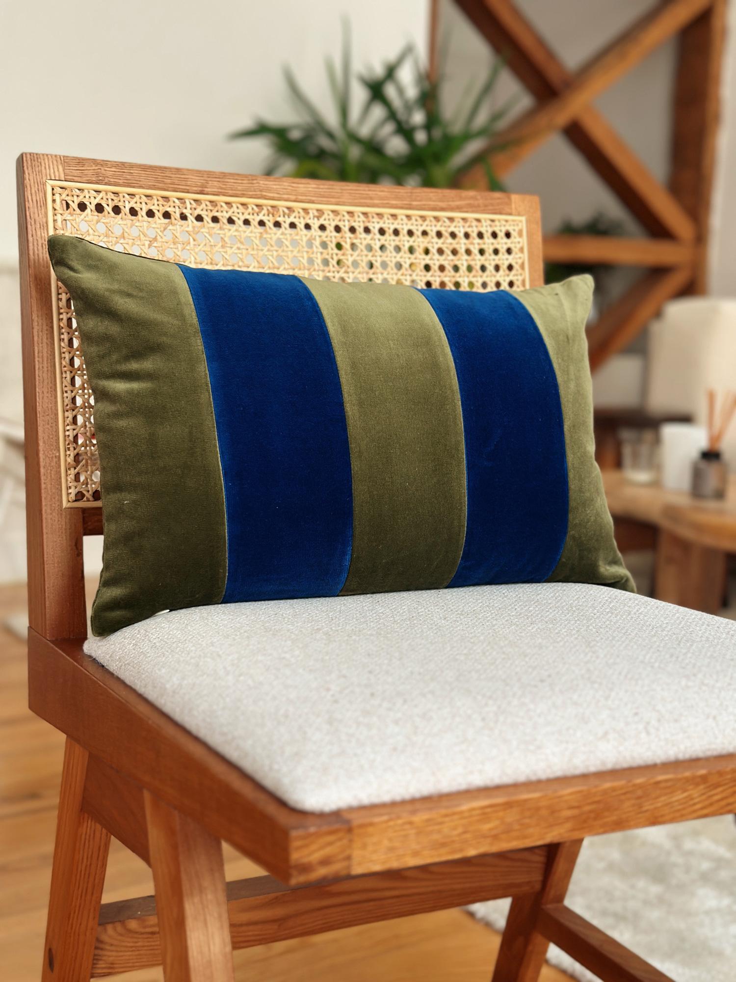 Cuscino decorativo GEMMA II Horizon curry giallo e bianco in velluto Deluxe fatto a mano in vendita 2