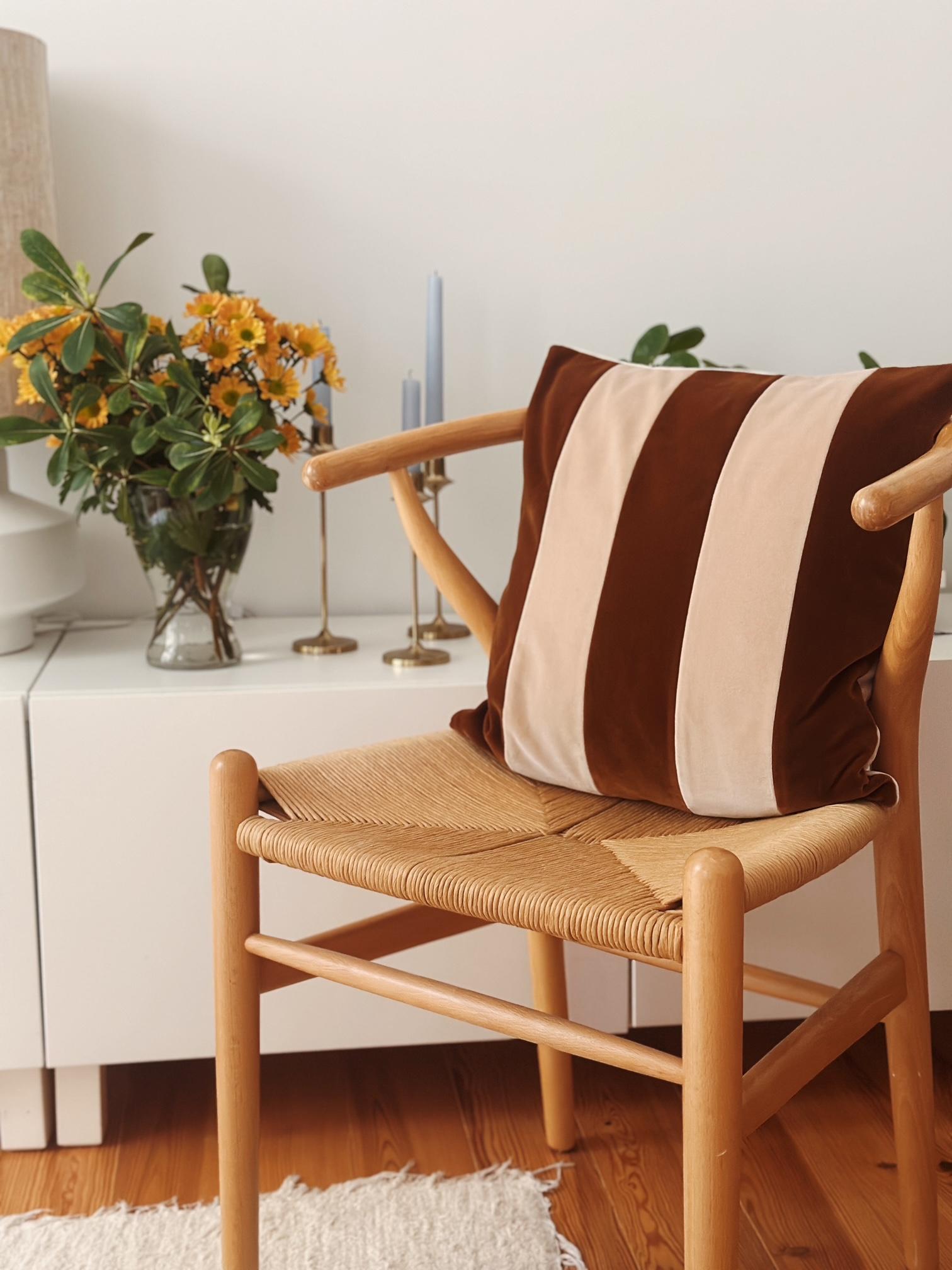 Cotone Cuscino decorativo GEMMA II Horizon curry giallo e bianco in velluto Deluxe fatto a mano in vendita