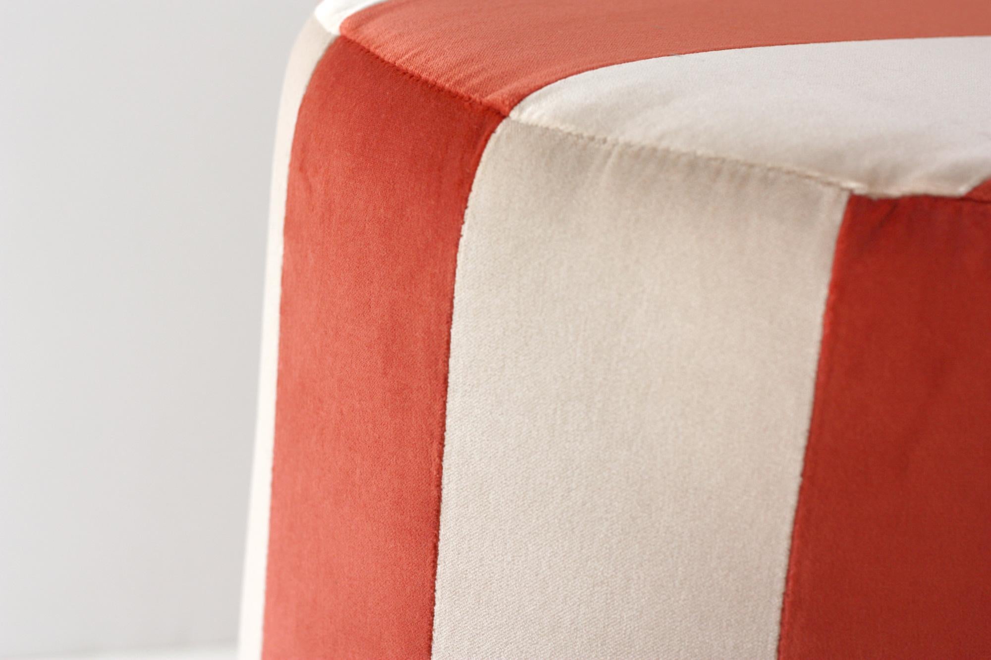 Portoghese Pouf ottomano moderno organico a righe GEMMA in velluto color mattone e cammello in vendita