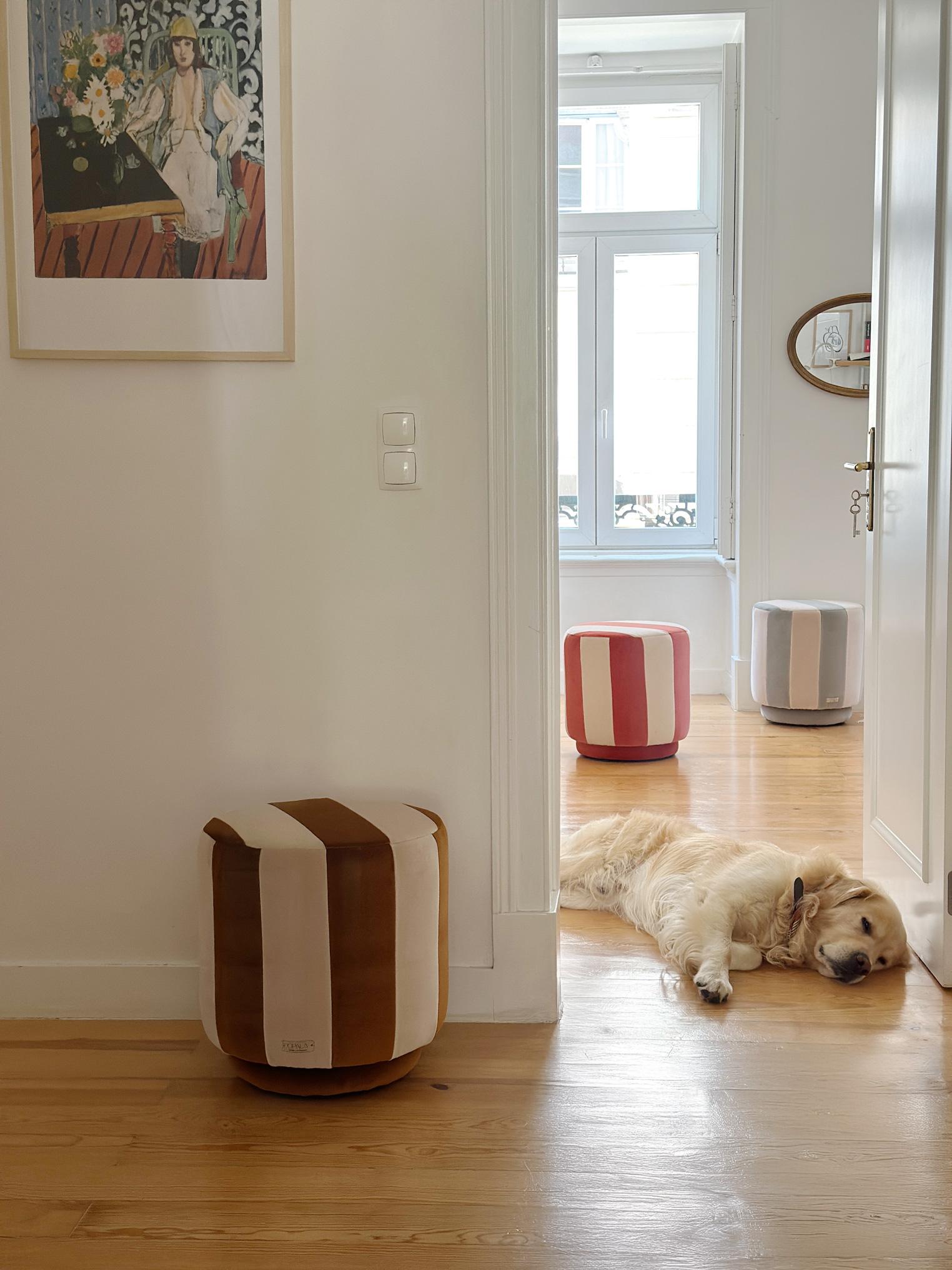 Portoghese Pouf ottomano moderno organico a righe GEMMA in velluto color mattone e cammello in vendita