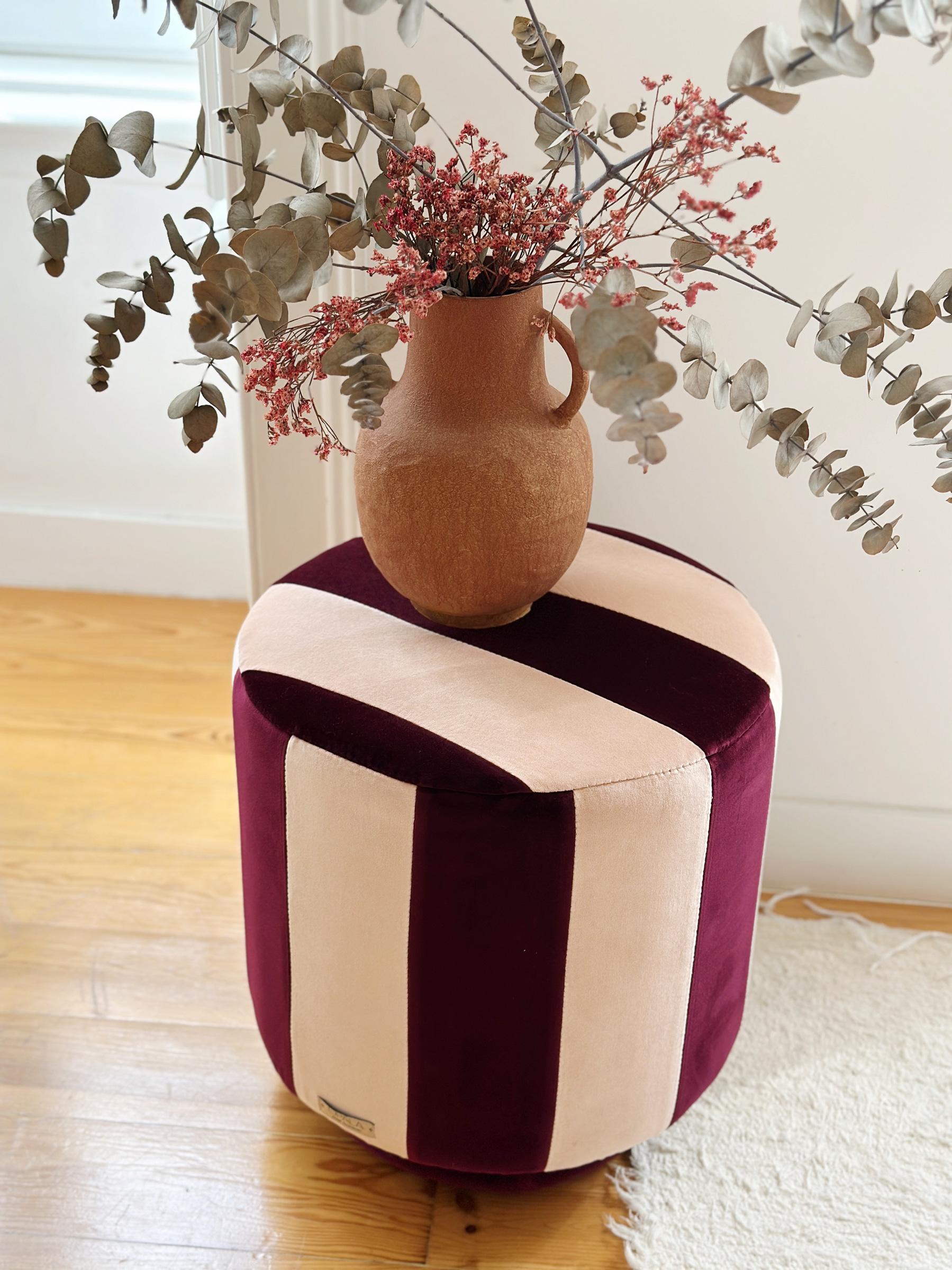 Pouf ottomano moderno organico a righe GEMMA in velluto color mattone e cammello In condizioni Nuovo in vendita a Viseu, PT