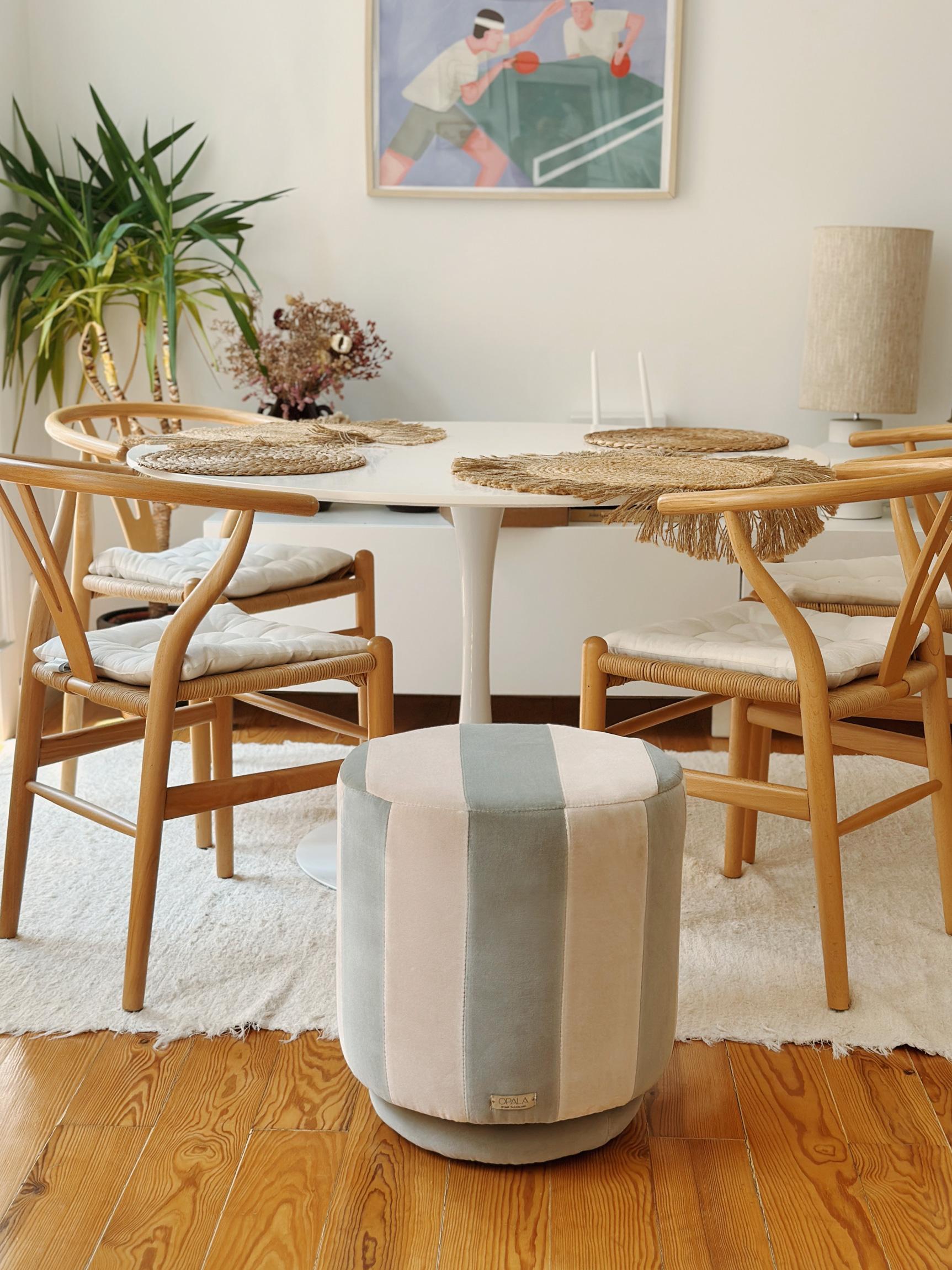 Portoghese Pouf ottomano moderno organico a righe GEMMA in velluto bordeaux scuro e nudo in vendita