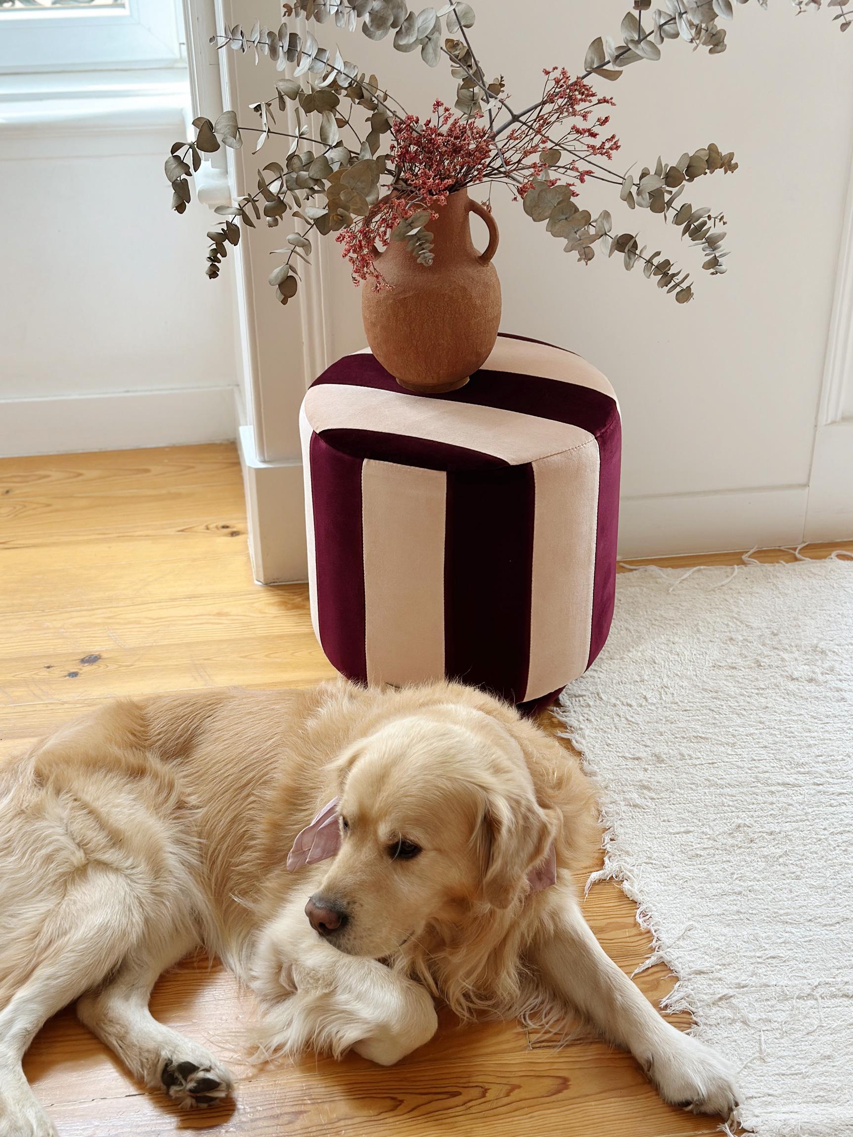 Fatto a mano Pouf ottomano moderno organico a righe GEMMA in velluto bordeaux scuro e nudo in vendita