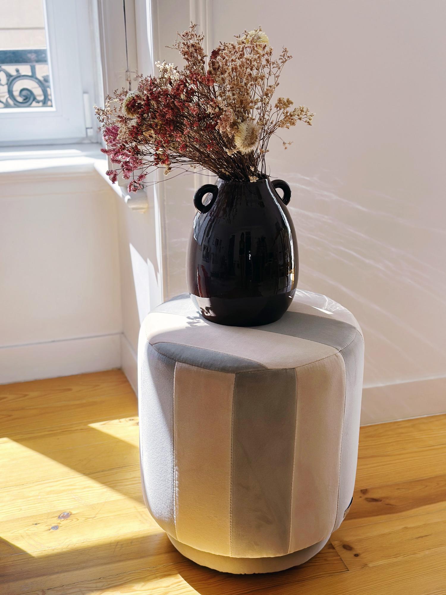 Cotone Pouf ottomano moderno organico a righe GEMMA in velluto bordeaux scuro e nudo in vendita