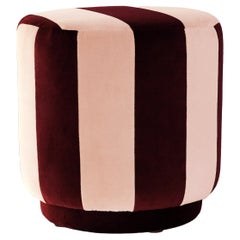 Pouf moderne organique rayé GEMMA en velours bordeaux foncé