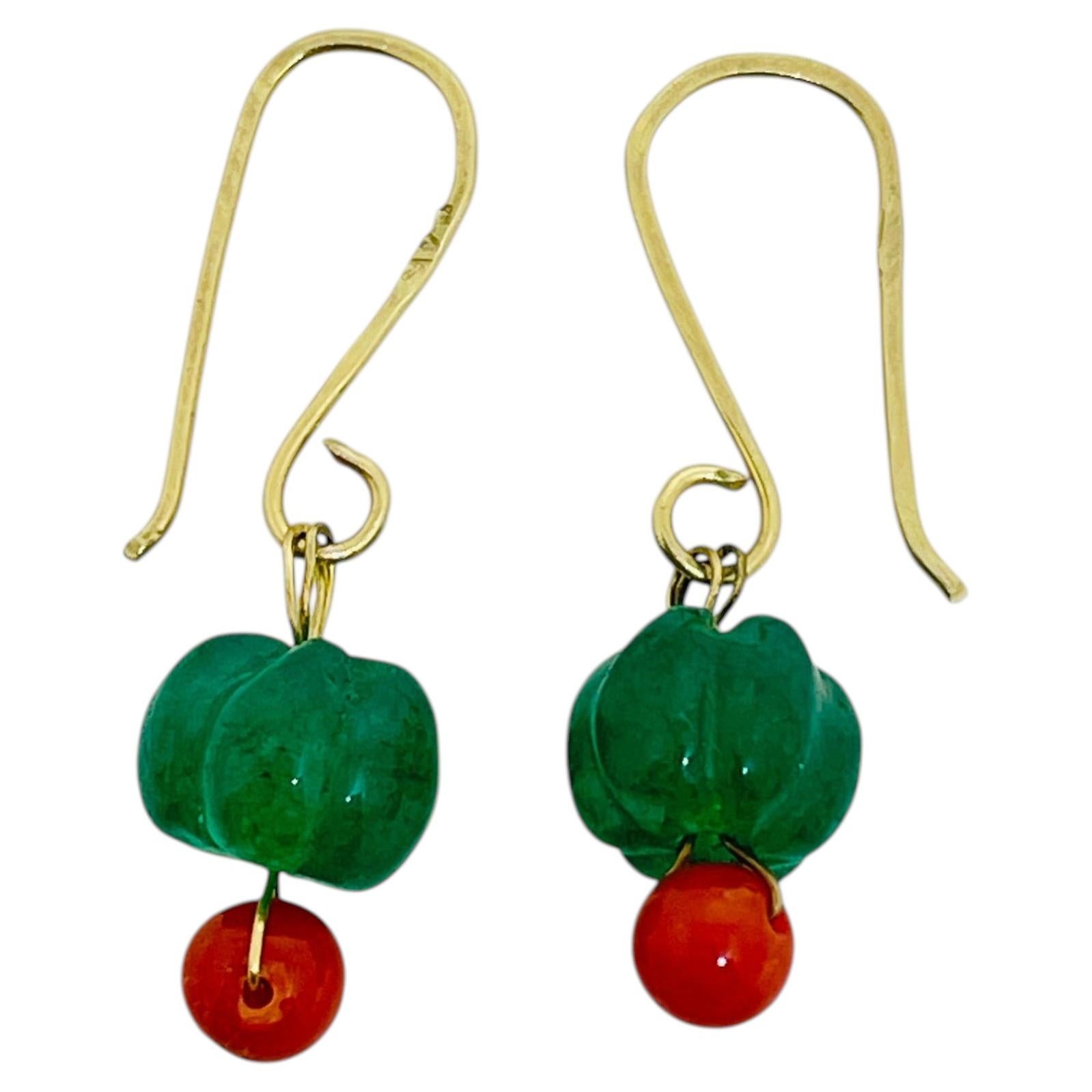 GEMME - Orecchini pendenti in corallo italiano e smeraldo in oro giallo 14k di Dorota LASAK