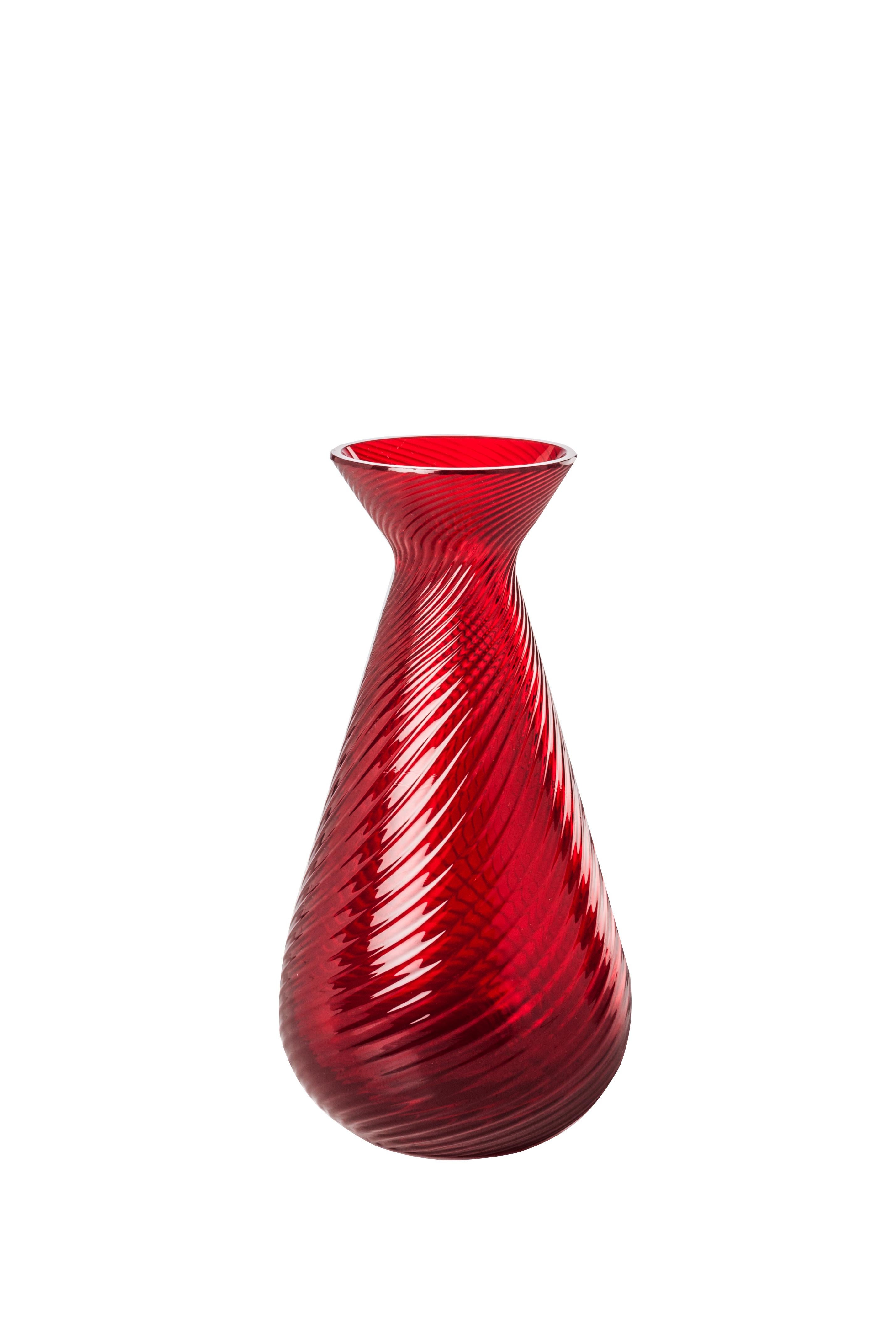 Vase en verre Venini à corps et col façonnés en rouge conçu en 2017. Parfait pour la décoration d'intérieur, en tant que récipient ou élément de décoration pour n'importe quelle pièce. Egalement disponible dans d'autres couleurs sur