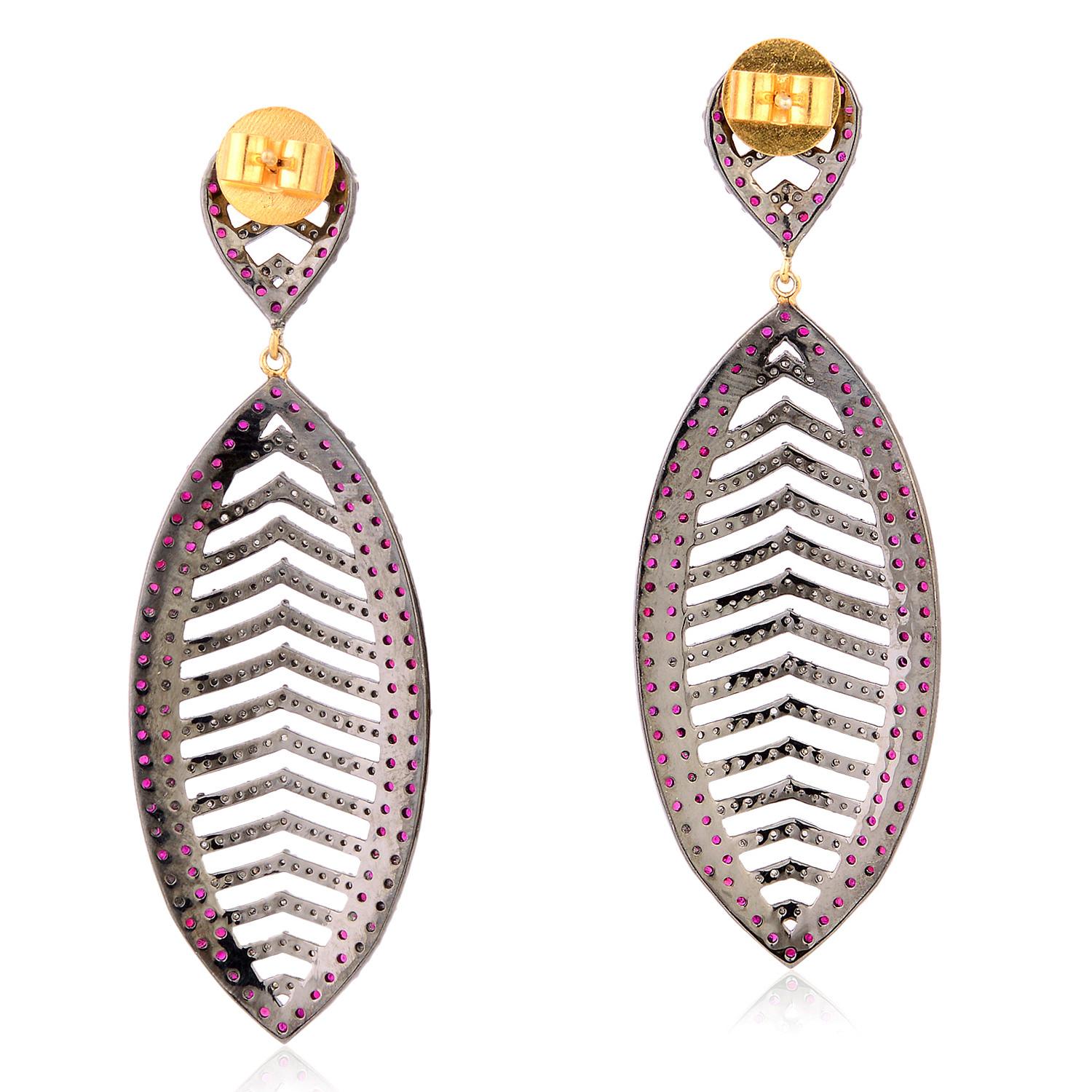 Art Déco Orecchini pendenti di rubino a forma di gemma con diamanti in oro giallo 14 carati in vendita