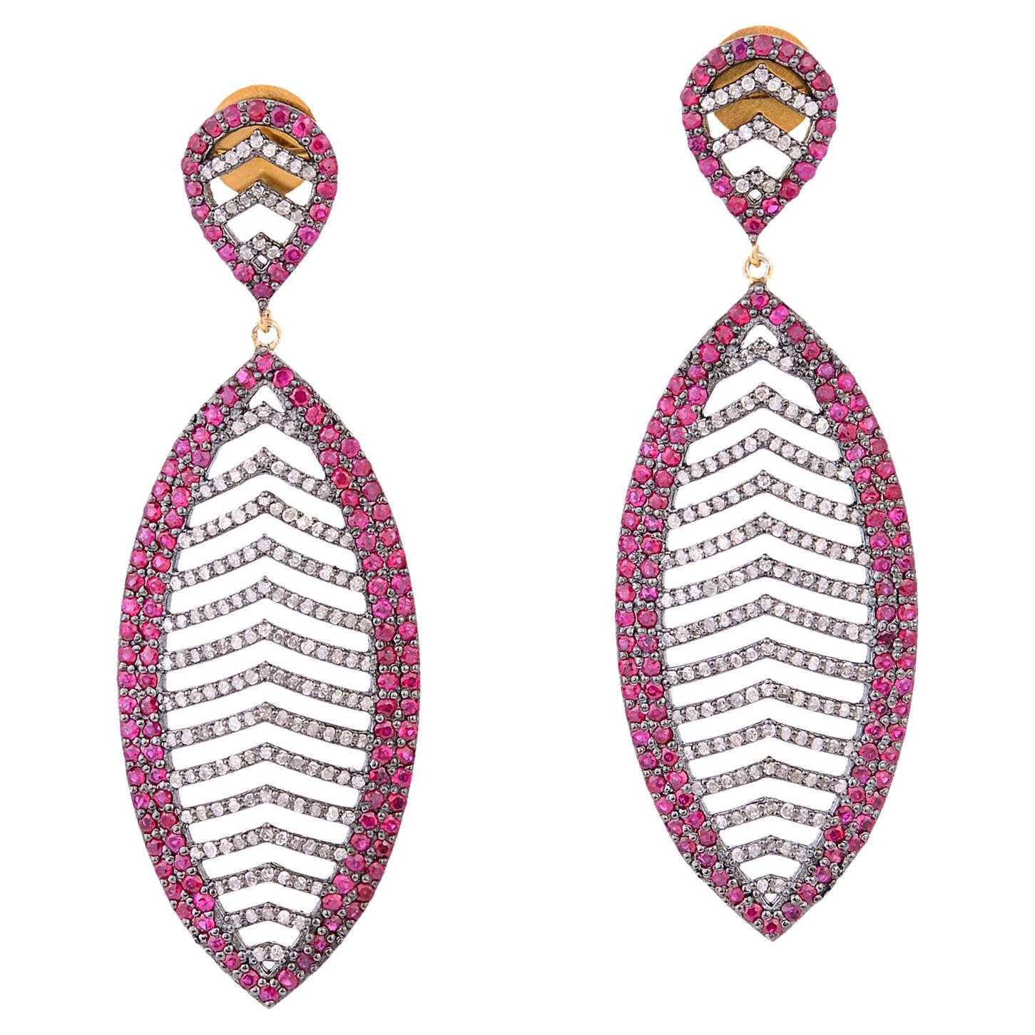 Orecchini pendenti di rubino a forma di gemma con diamanti in oro giallo 14 carati in vendita