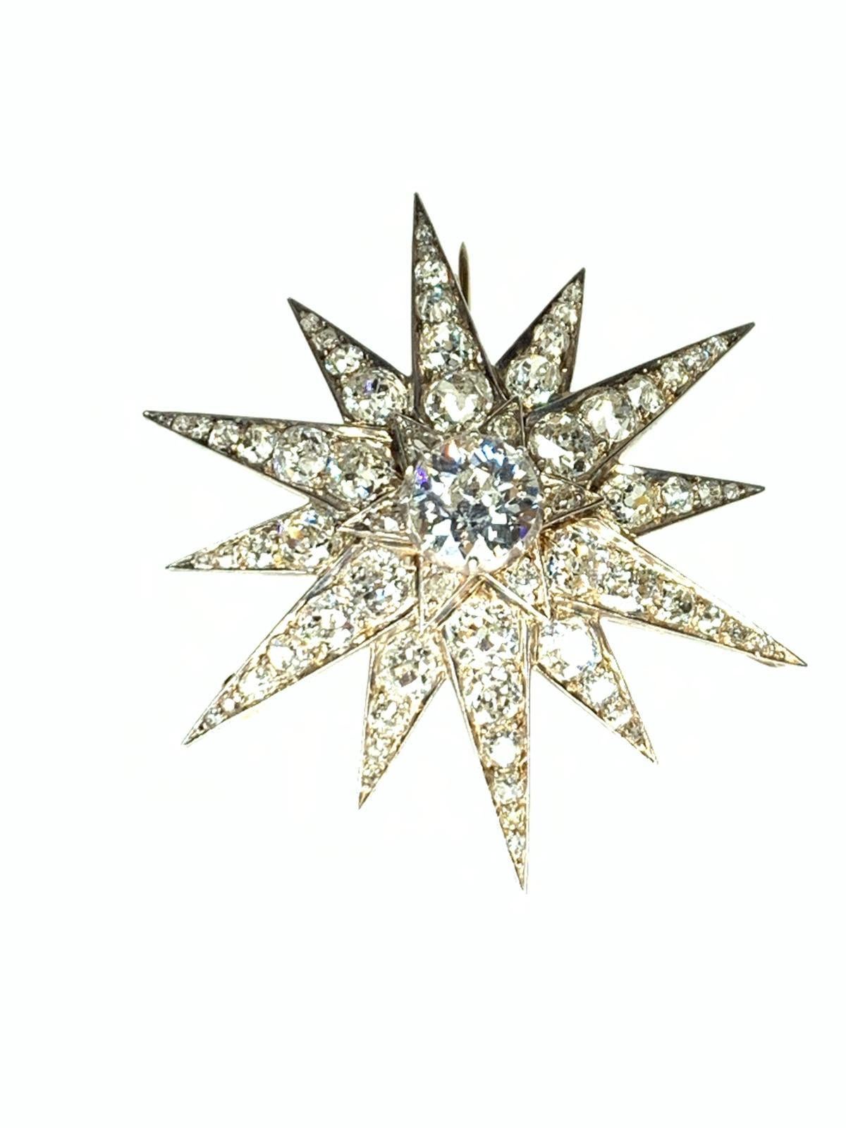 Eine viktorianische Gold, Silber & Diamant Star Brosche/Anhänger. Breite 5,3 cm. Gewicht 15,95gr. 
67 Diamanten. Mittlerer Diamant ca 2,8ct Rest der Diamanten 8,5ct KM/VS2 Silber & Gold 18k