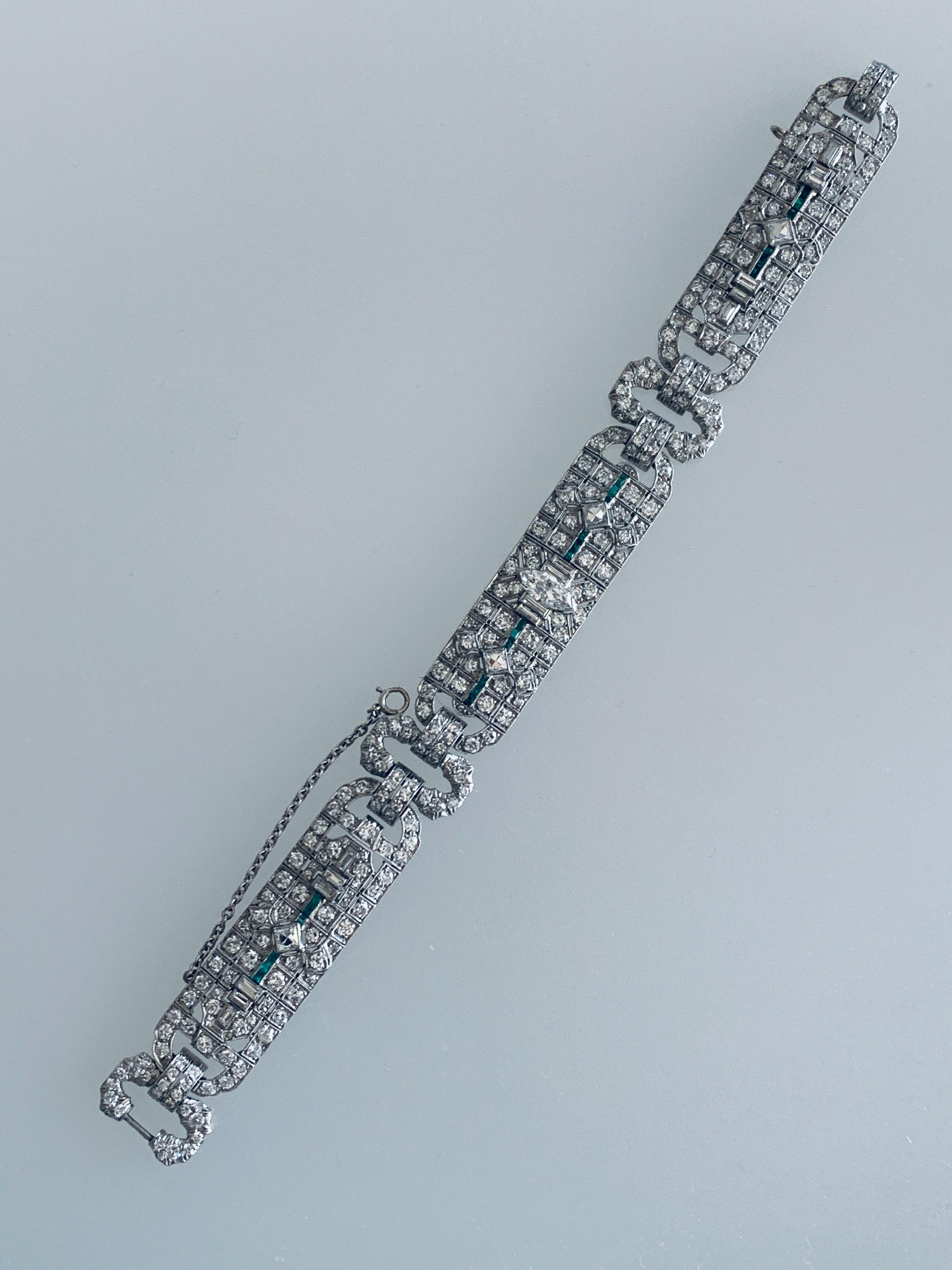 Gemolithos, Art Deco Smaragd und Diamant Armband ca. 1920er Jahre in Platin,  Diamantgewicht ca.11.00ct  Abmessungen: 184x15mm, Gewicht: 42,5gr. 