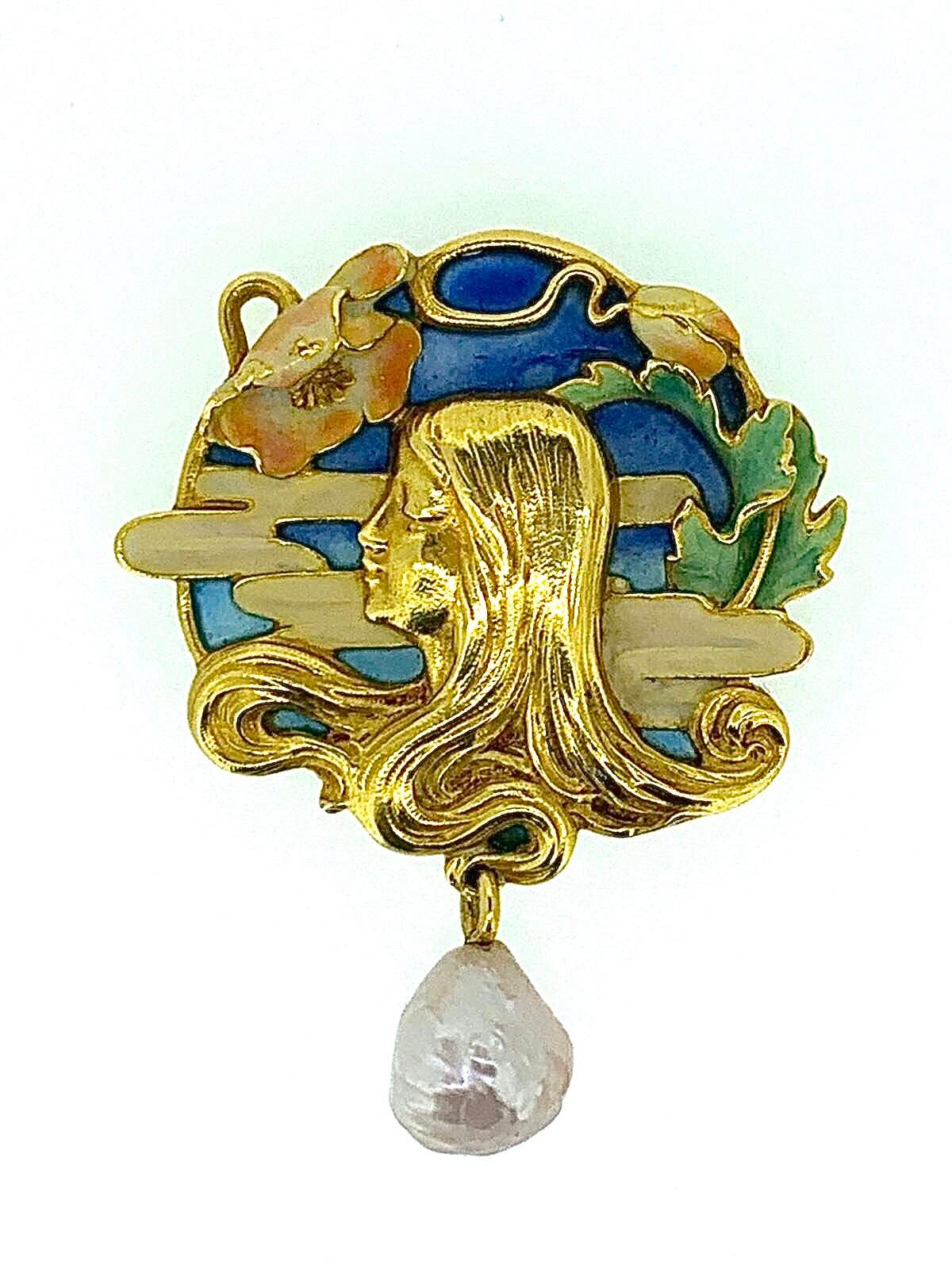 Art Nouveau plique-a-jour enamel and natural pearl pendant, circa 1900s. 18K yellow gold, estimated L: 5cm and W: 4cm. By Louis Zorra 