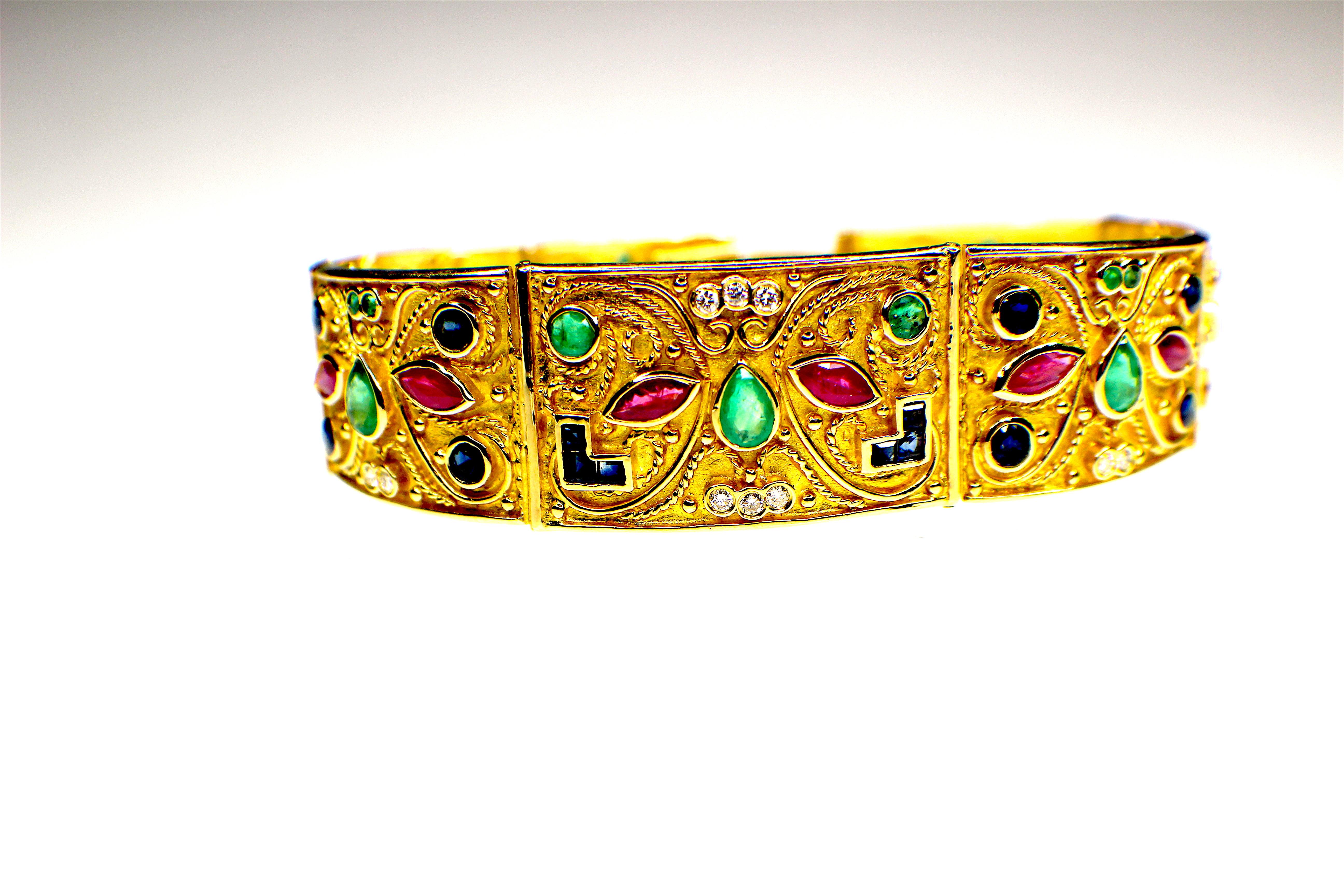 Bracelet de style byzantin, fabriqué à la main, serti de pierres précieuses, datant des années 1980 et serti de rubis, saphirs, émeraudes et diamants en or 18 carats