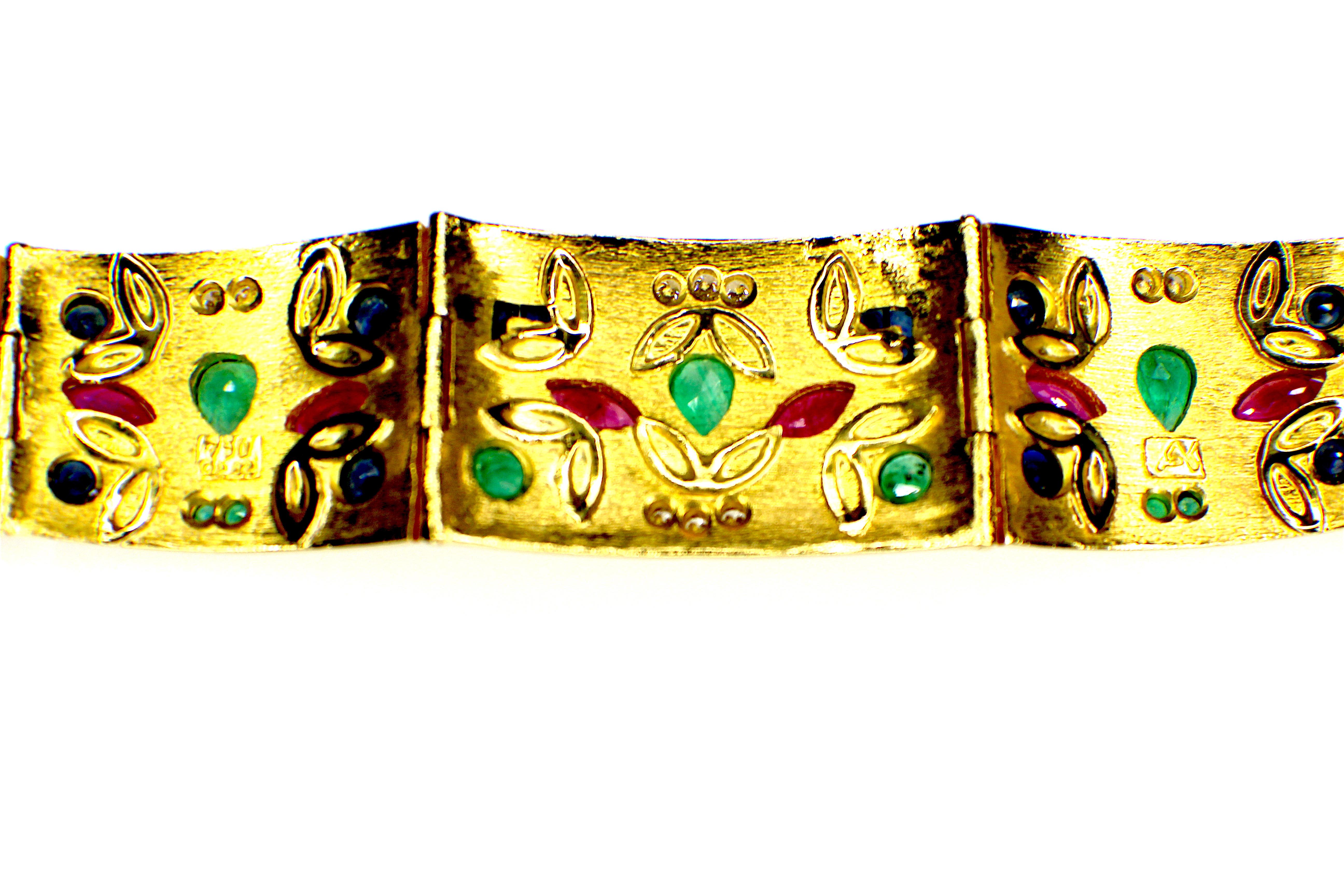 Moderne Bracelet artisanal de style byzantin Gemolithos, serti de pierres précieuses, années 1980 en vente