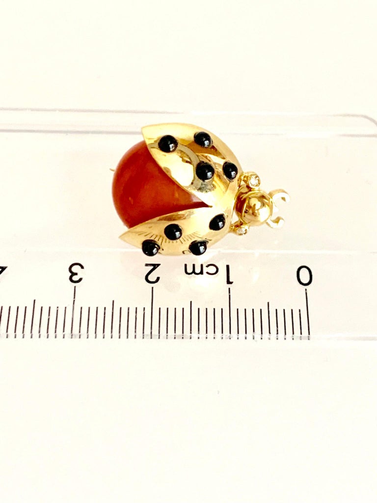 Gemolithos Ladybird Coral and Onyx Brooch 18 Karat Gold In Good Condition For Sale In Munich, DE