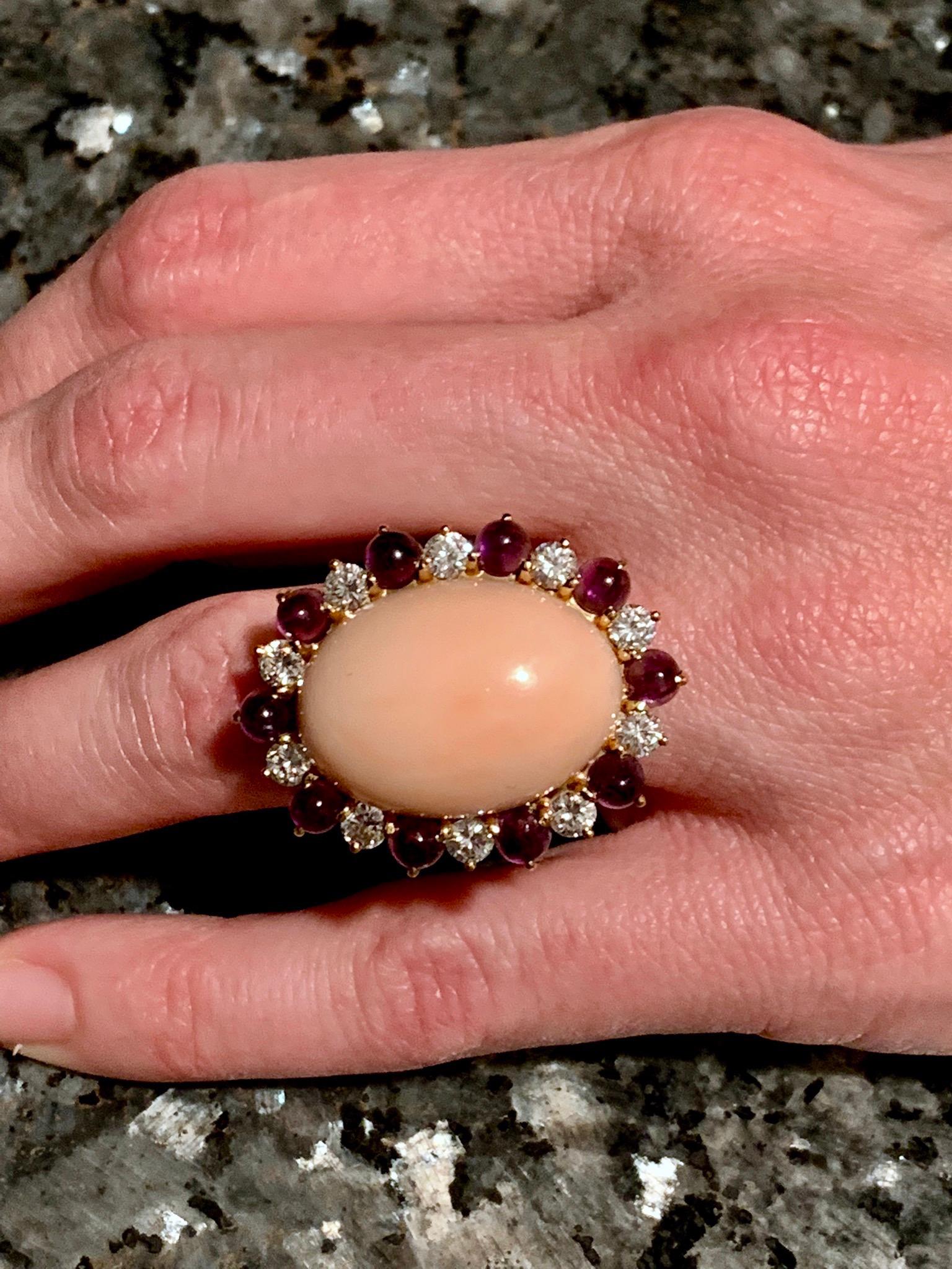 Gemolithos Ring mit rosa Koralle, Amethyst und Diamant, 1960er Jahre (Ovalschliff) im Angebot