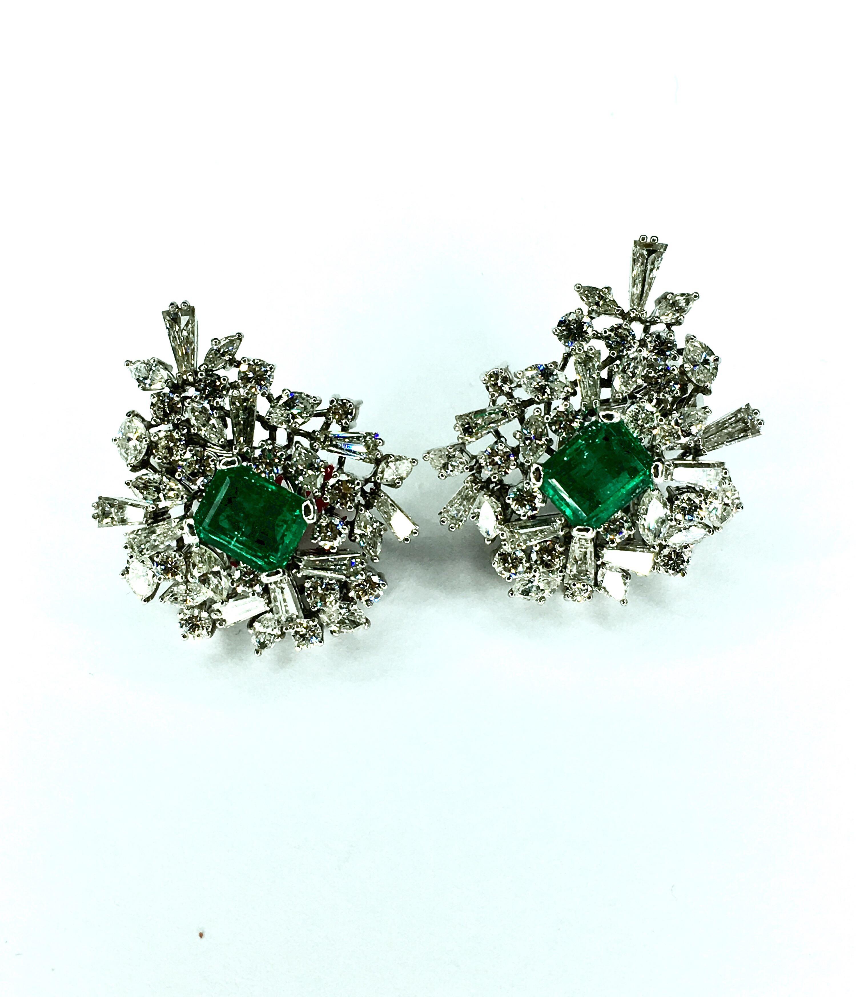 GEMOLITHOS Pair of Colombian Emerald and Diamond Earclips. Gübelin Certificate, Colombian Emeralds. Approx. 2.4ct & 2.2ct the emeralds. Diamonds approx 7,5ct