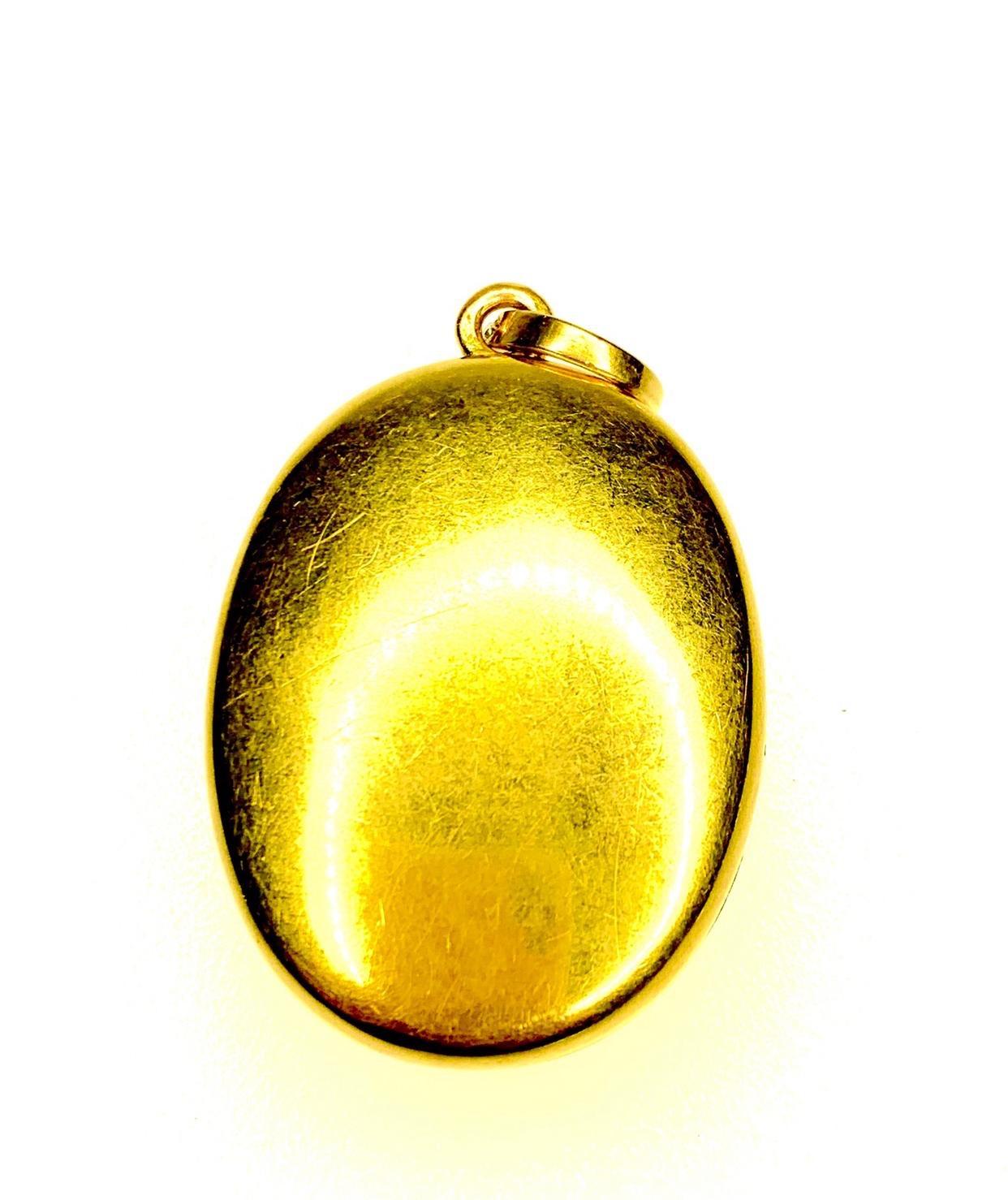 A victorian gold 18k locket pendant with 28 sapphires and old mine cut Diamonds approx 1,6 ct  circa 1880s, opens tohost a picture or other items, see image attached. The weight is 29,4gr., Length 4cm and width 3,2cm. 