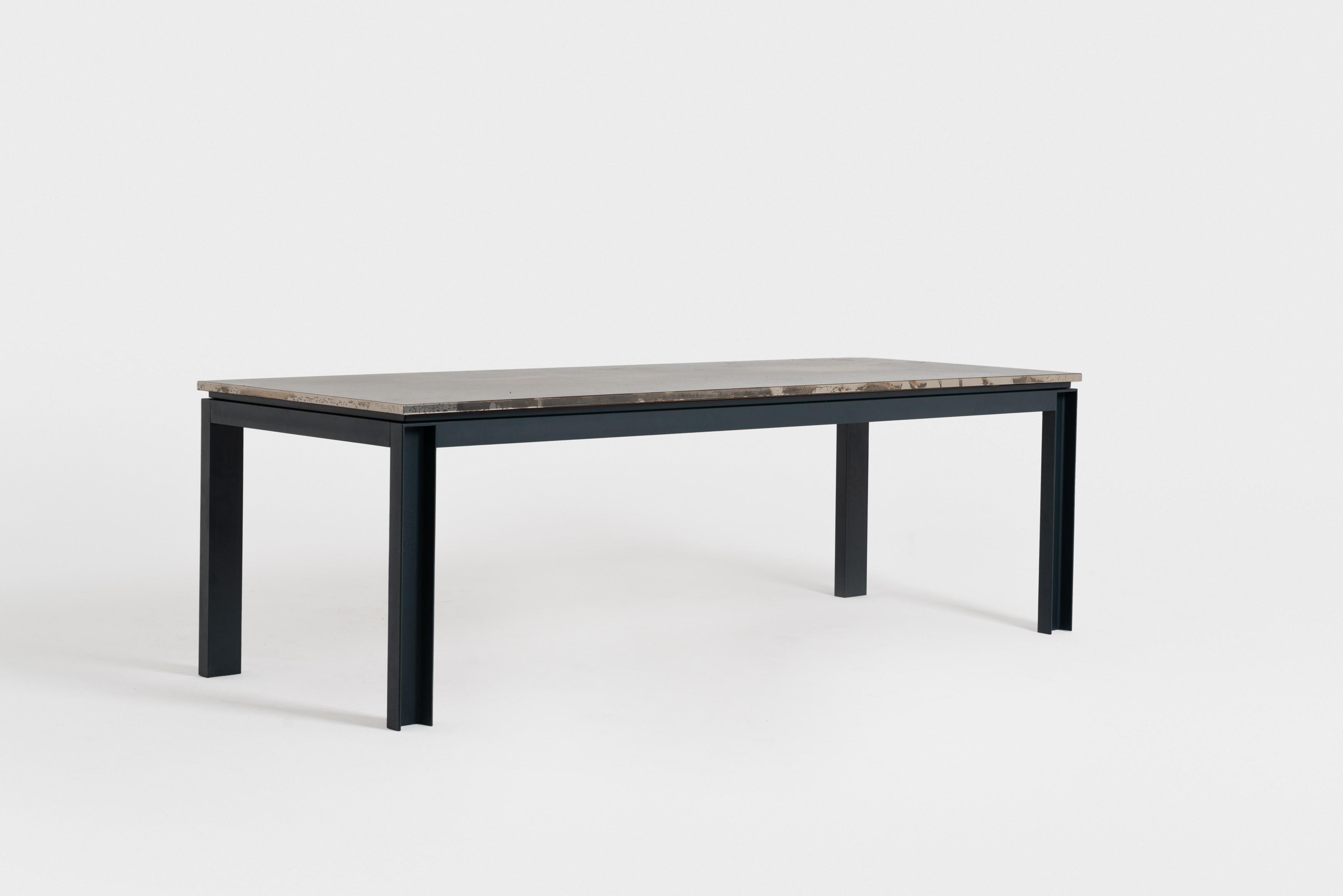 Inconnu Table de salle à manger Gemona en fer bruni et acier inoxydable par Stefano Del Vecchio en vente