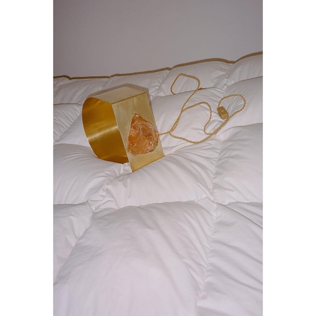 Lámpara de Sobremesa Forma Curvada, Gema de Ámbar Naranja con Latón Satinado de Marie Jeunet Siglo XXI y contemporáneo en venta