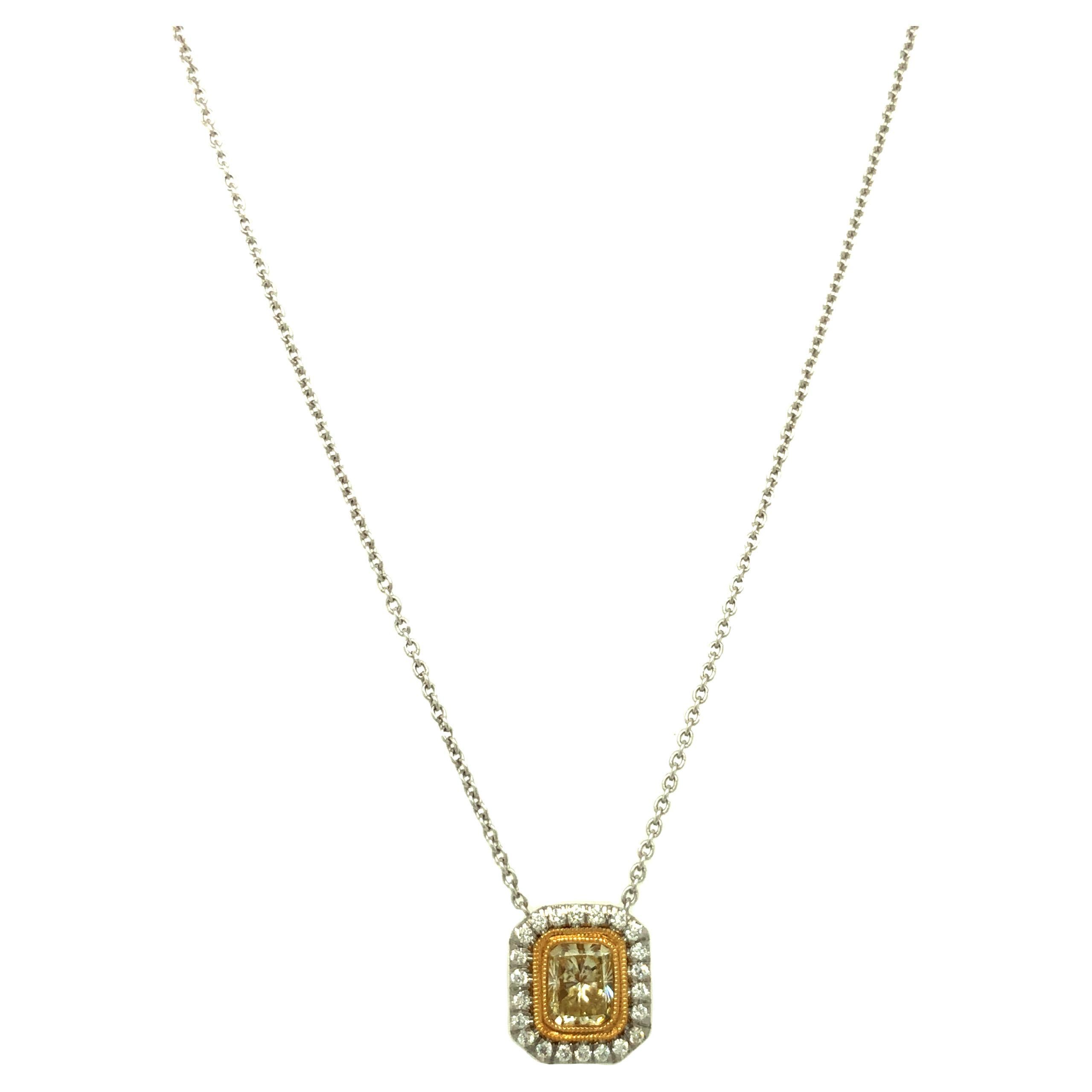 Exquisite Handwerkskunst von unserem Meister Juwelier bei Gems Are Forever, ist dieses Rechteck geformt gelben Diamanten mit VS Klarheit mit einem Gewicht von 0,75 Karat mit feinen 18K Gelbgold milgrain umgeben. Ein Halo aus farblosen Diamanten mit