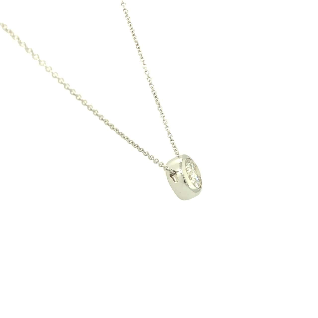 L'élégant collier de diamants solitaires est composé d'un diamant de 1,28 carat, de couleur G et de pureté VS. Le pendentif glisse de façon ludique sur une chaîne simple en or blanc 18 carats. Magnifiquement conçu et fini à Beverly Hills par notre