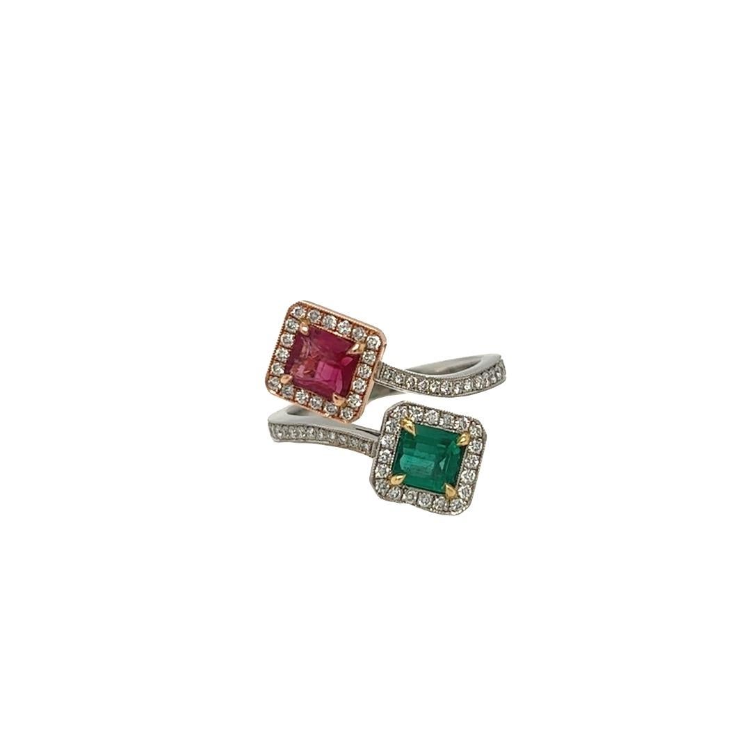 Taglio smeraldo Gems Are Forever Anello Bypass con smeraldo e berillo rosso in platino e oro rosa 18 carati in vendita