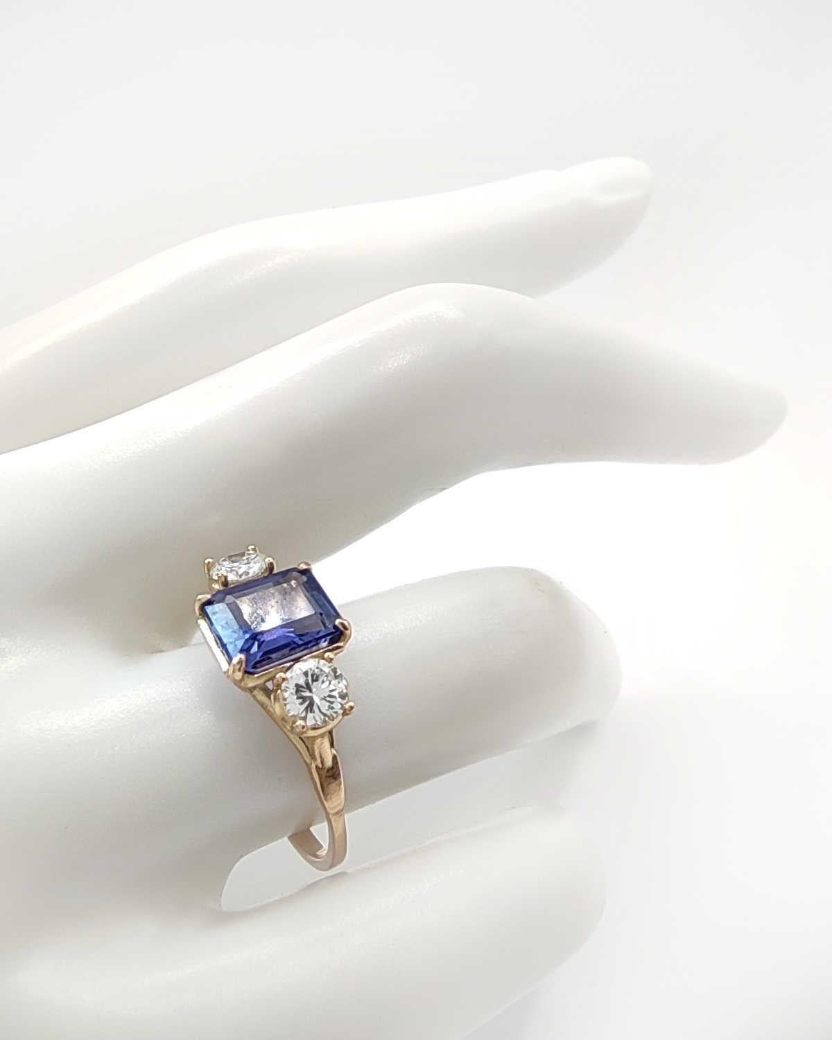 Certified 1.36 Carat Tanzanite with Diamond Engagement Ring - 14k Yellow Gold For Sale 9