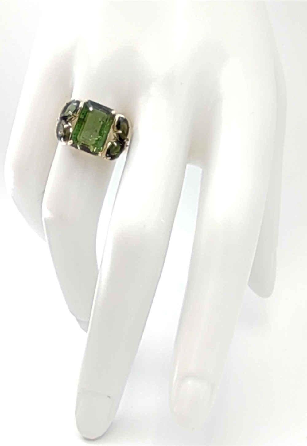 Technische Details:
GRÖSSE:
Betrachten der Fotos mit dem Maßstabslineal
-amerikanisch Größe:7.5
-Europäische Größe:16


Schmuck-Typ: 14kt Gelbgold Ring.

Das Design: Einzigartiges handgefertigtes Design.

Edelsteine:
- Natürlicher grüner Turmalin