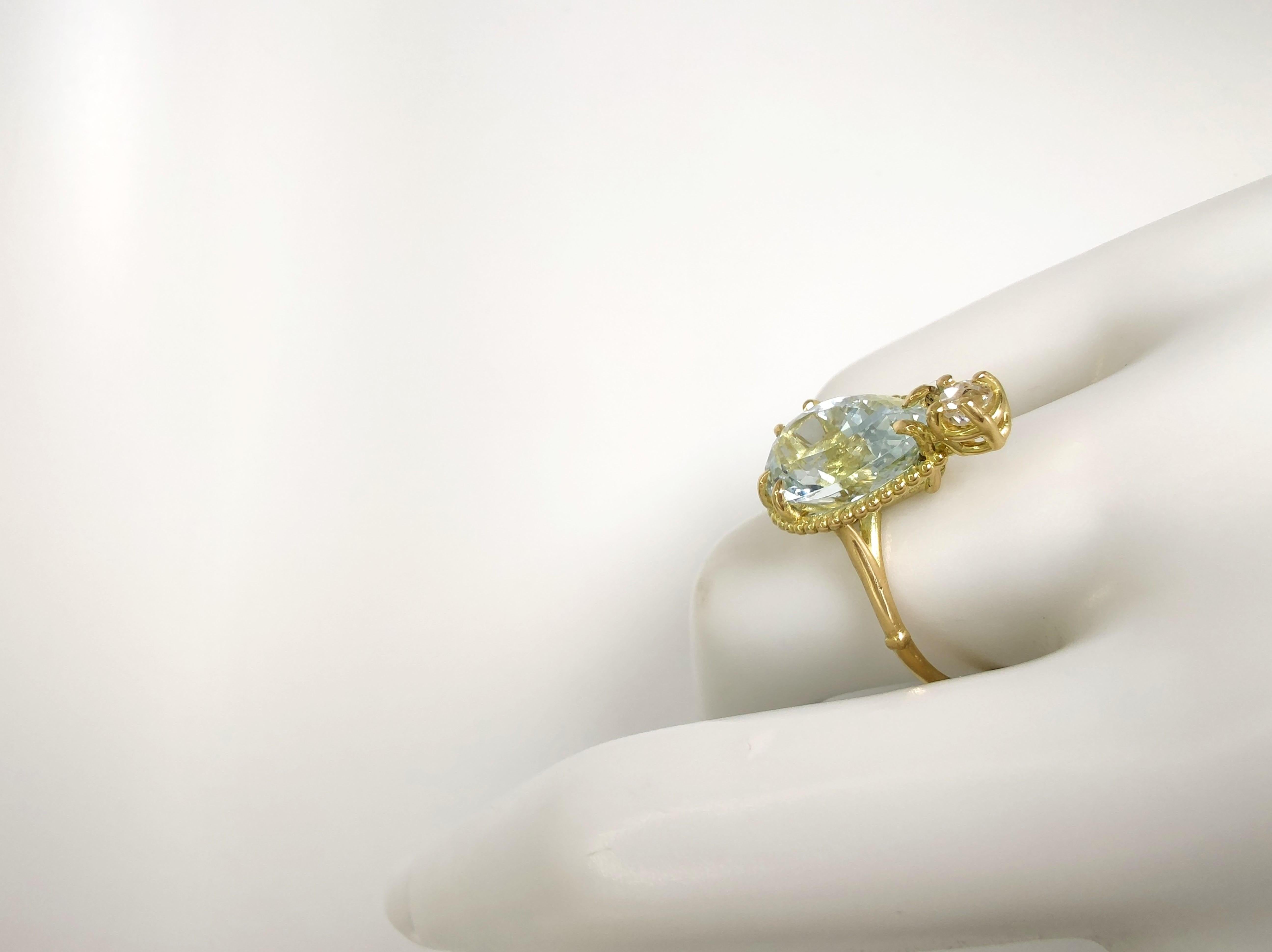 Contemporary 18K Gold Ring - Aquamarine and  Diamonds - Ideal for Weddings and Proposals For Sale