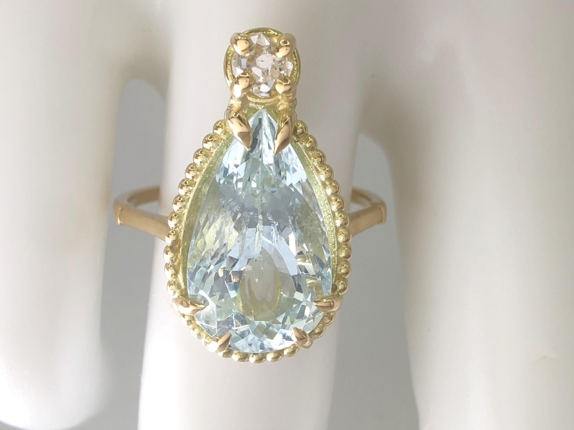 Pear Cut 18K Gold Ring - Aquamarine and  Diamonds - Ideal for Weddings and Proposals For Sale