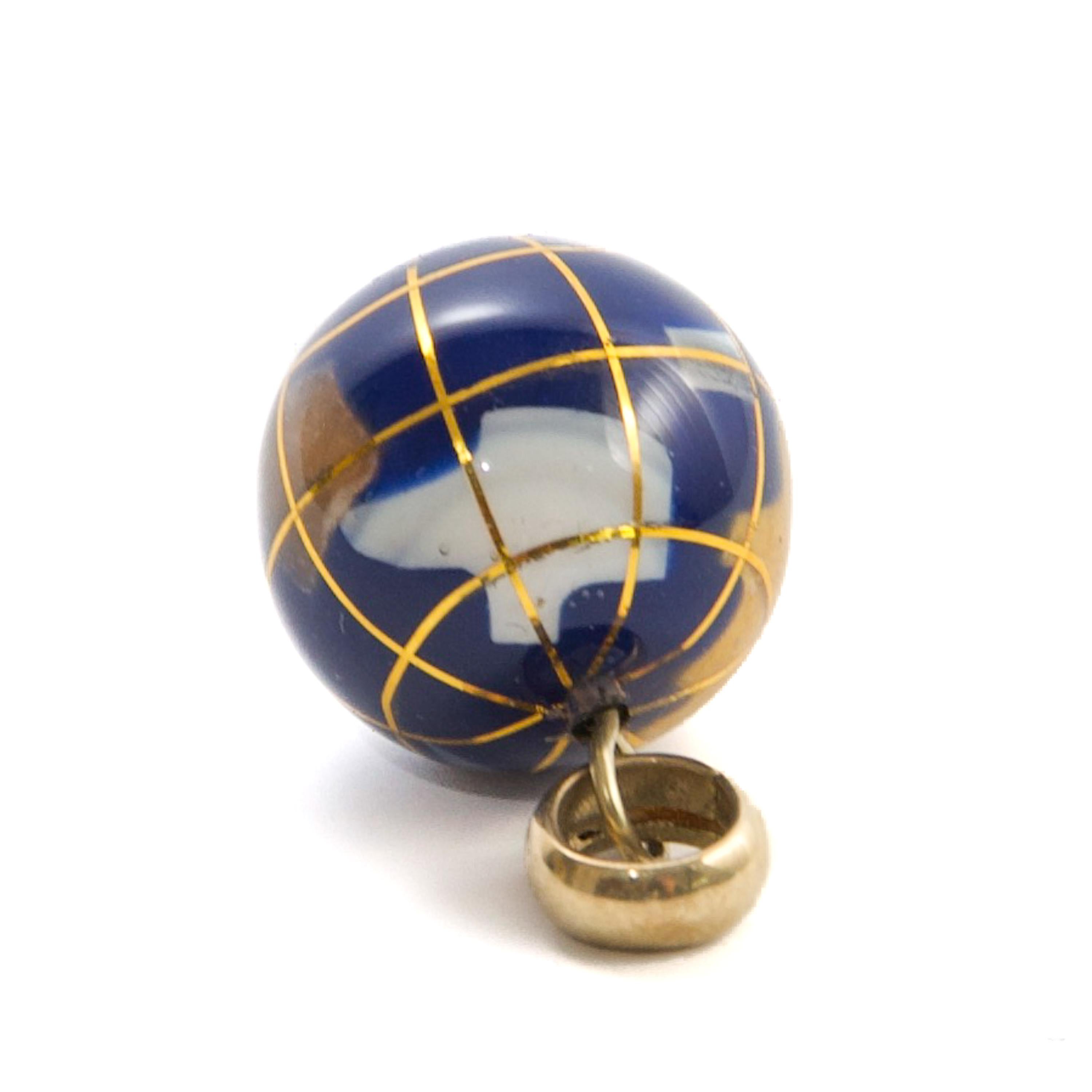 Ciondolo a forma di globo in oro con gemme e smalto In condizioni buone in vendita a Rotterdam, NL