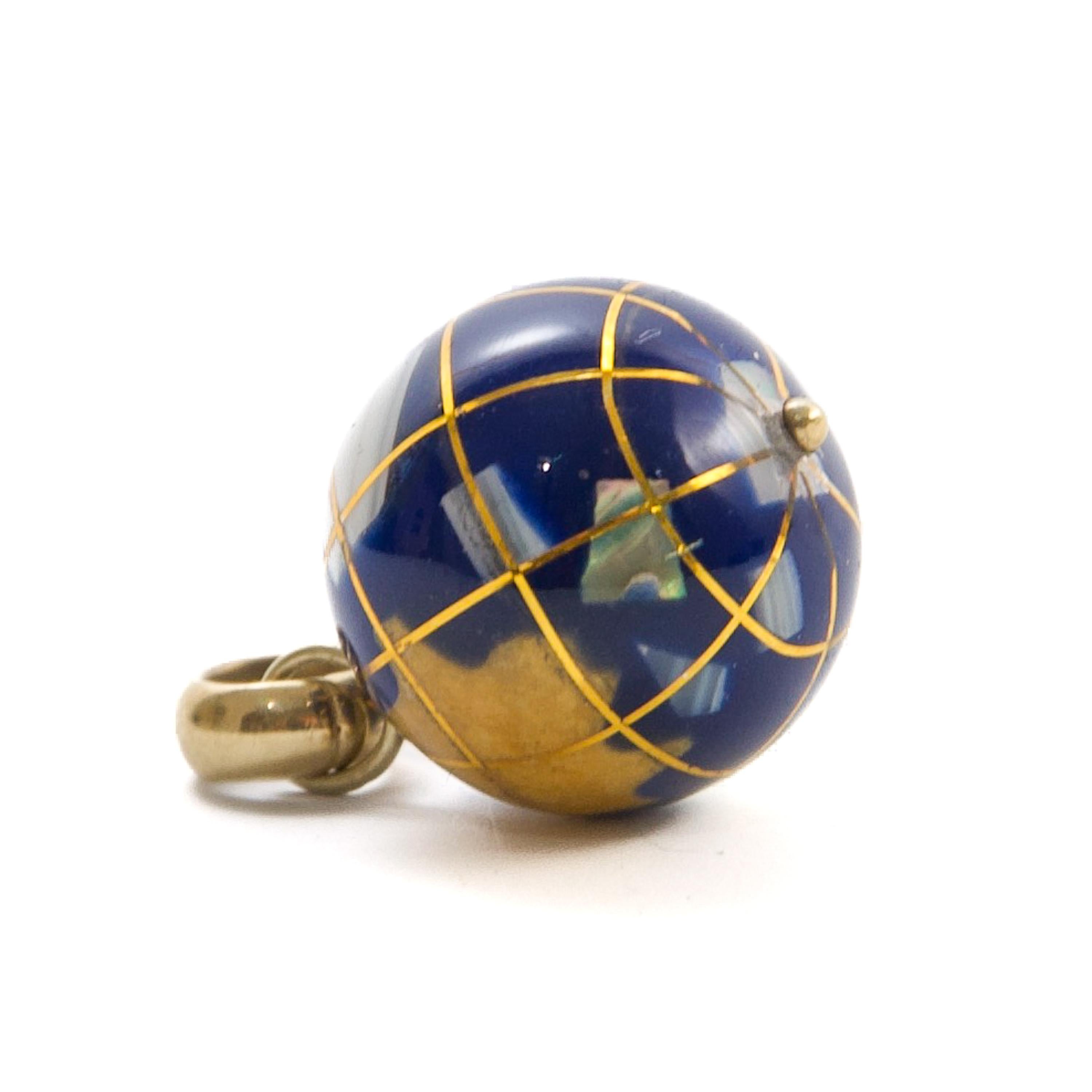 Ciondolo a forma di globo in oro con gemme e smalto in vendita 3