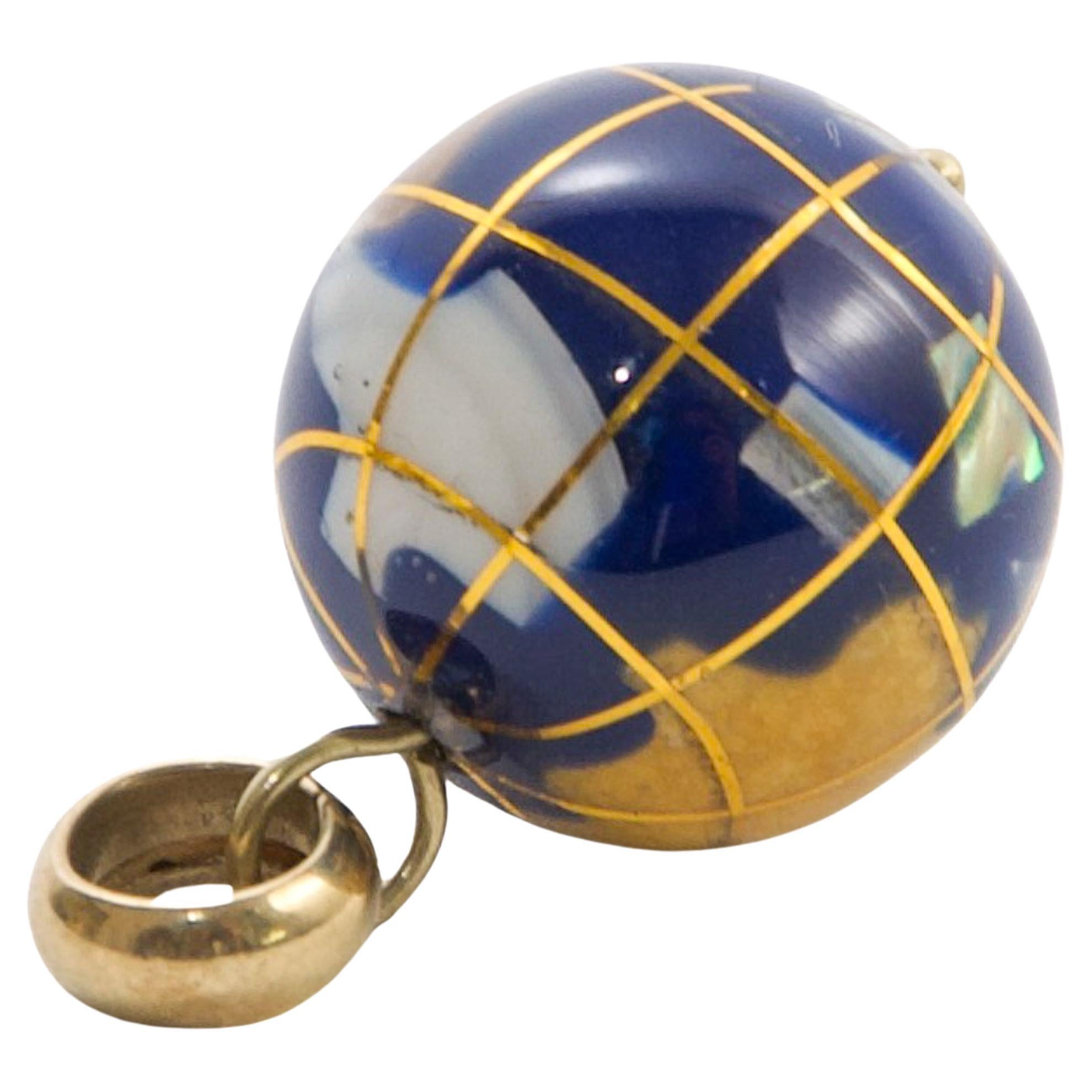 Ciondolo a forma di globo in oro con gemme e smalto