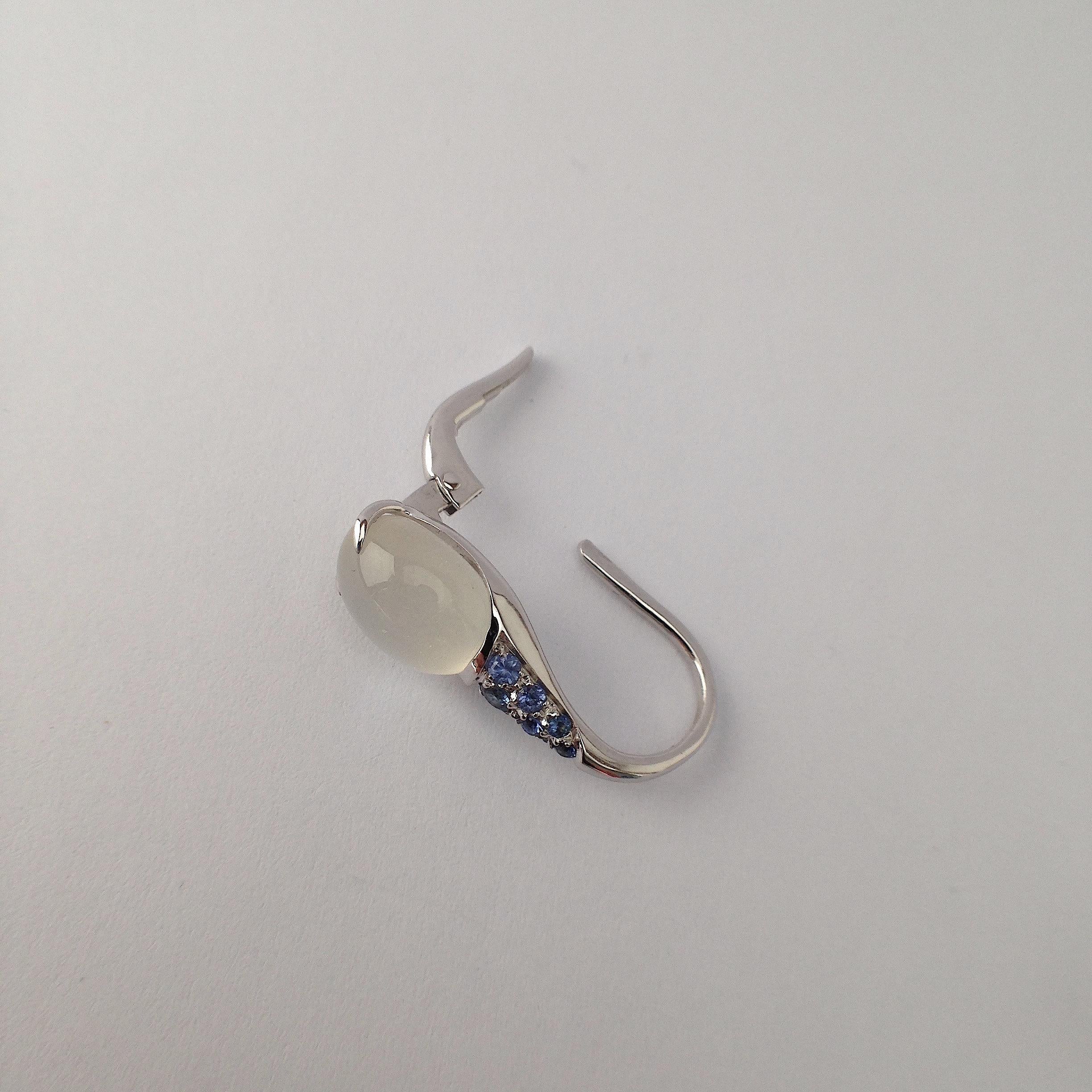 Gemstone Blue Sapphire Cabochon Moonstone 18 Kt White Gold Drop Hoop Earrings  In New Condition For Sale In Bussolengo, Verona