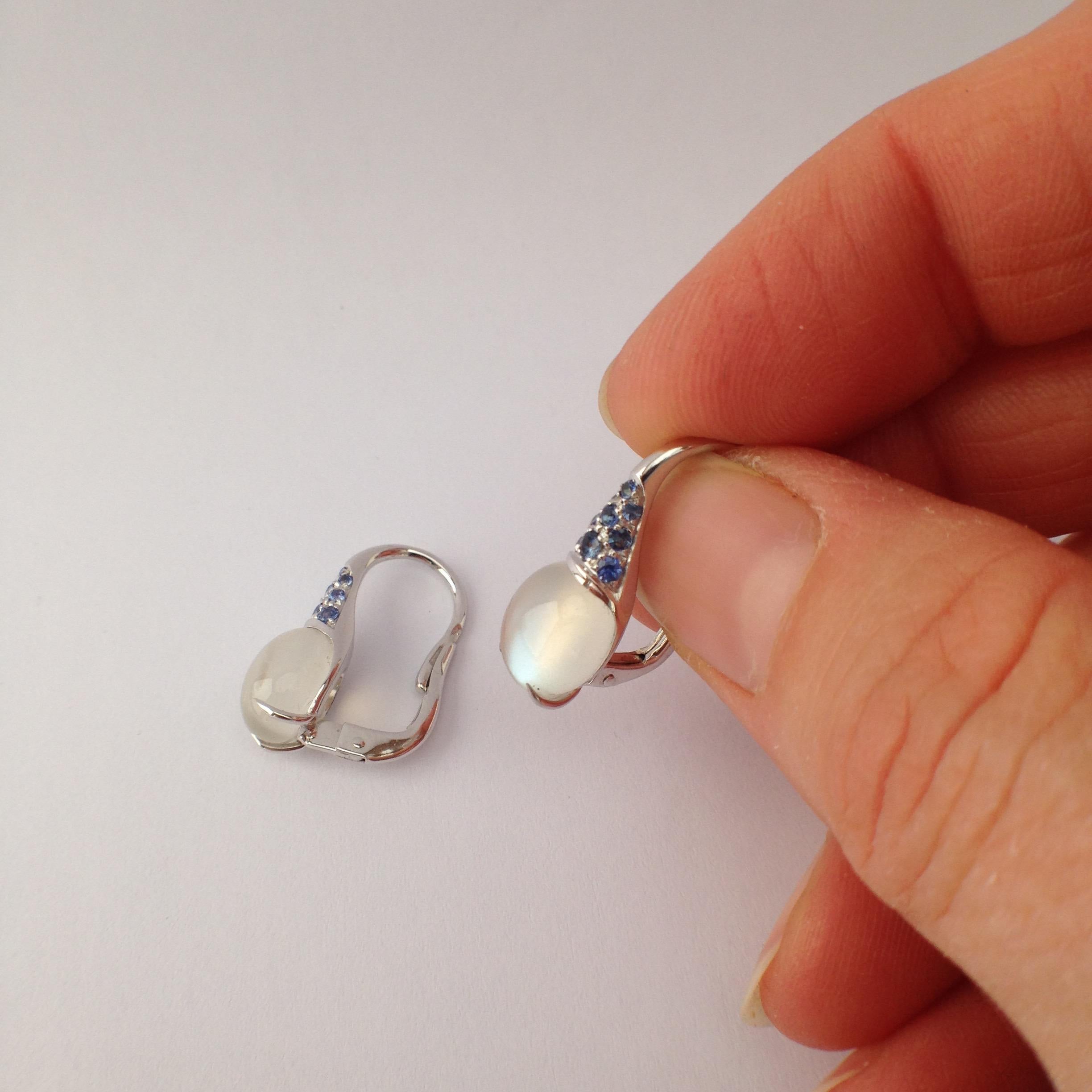 Boucles d'oreilles pendantes en or blanc 18 carats avec pierres précieuses, saphirs bleus et cabochon de lune  Pour femmes en vente