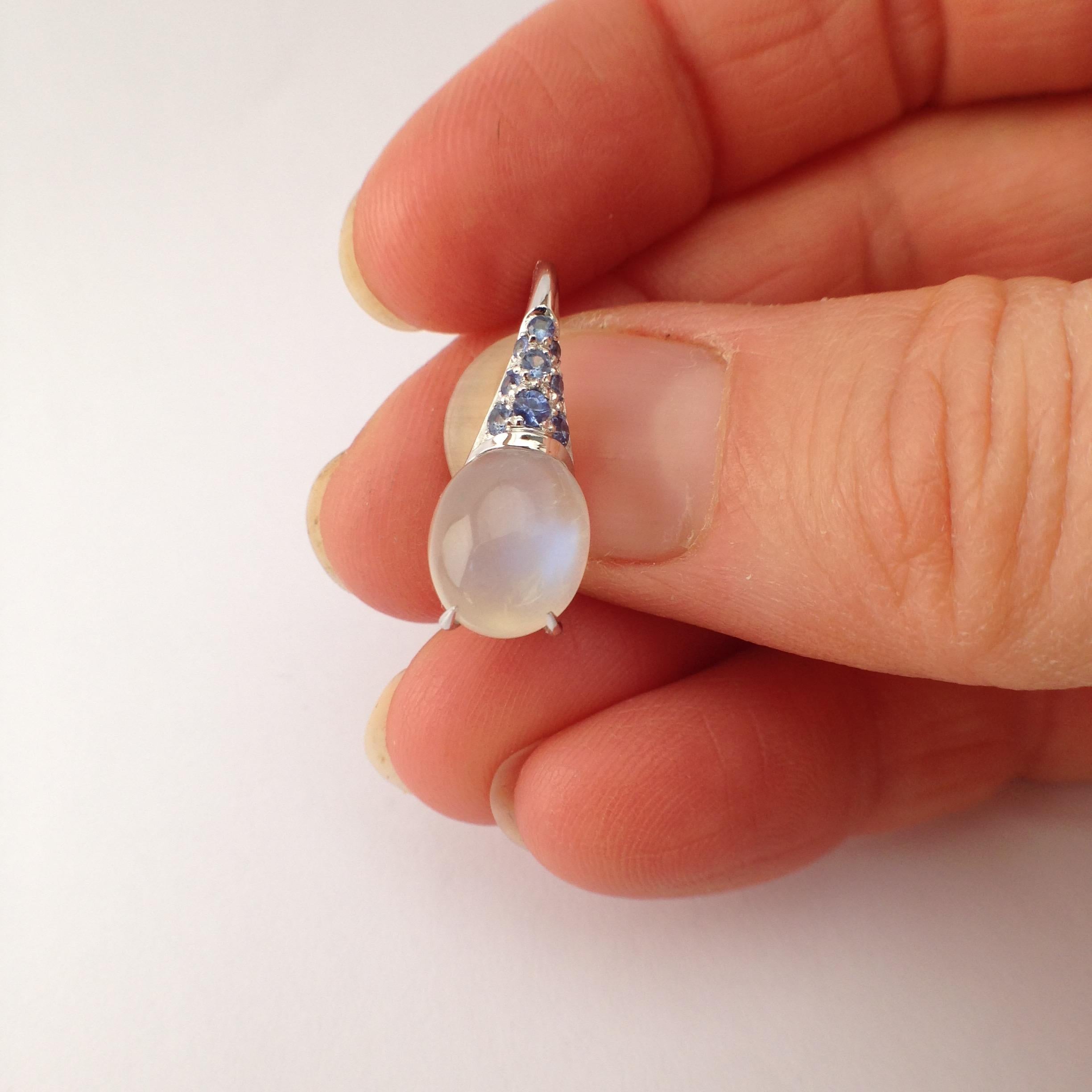 Boucles d'oreilles pendantes en or blanc 18 carats avec pierres précieuses, saphirs bleus et cabochon de lune  en vente 2