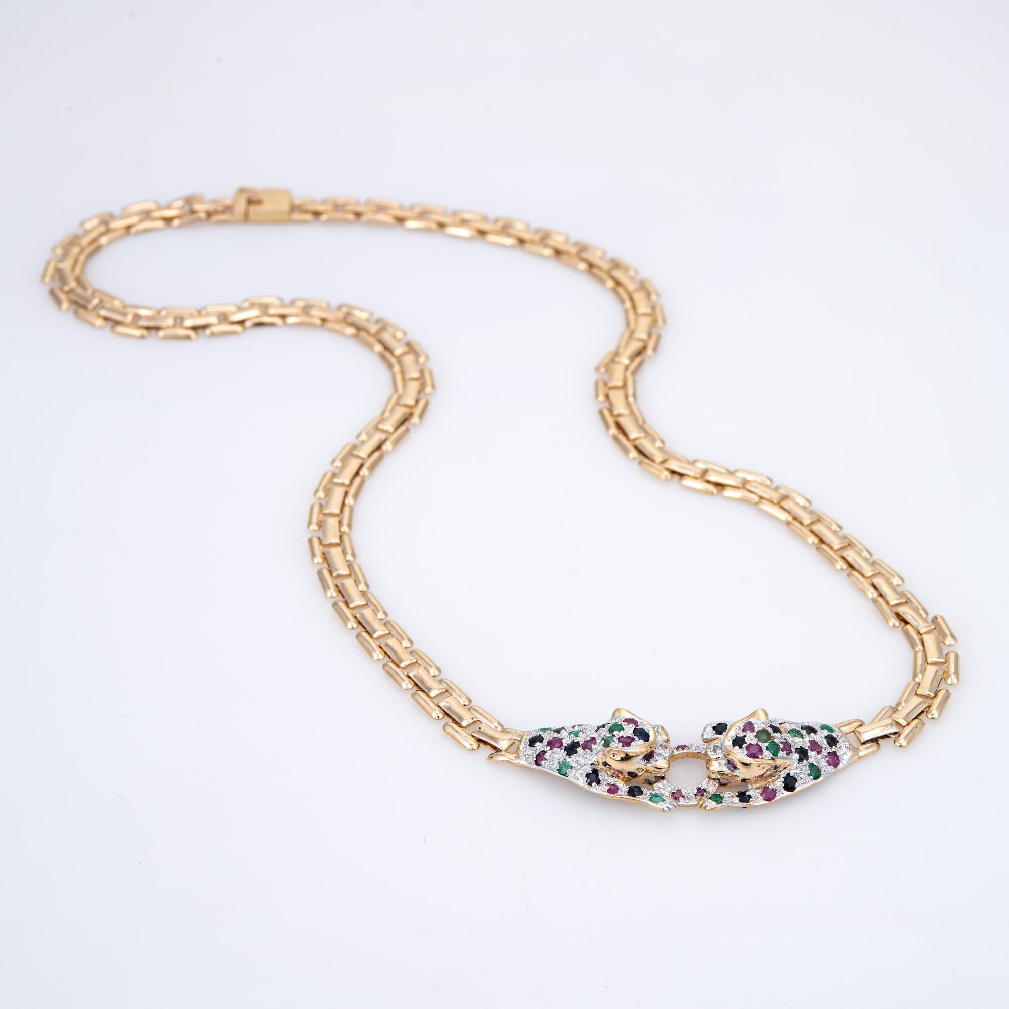 Fein gearbeitete Edelstein-Leoparden-Halskette aus 14-karätigem Gelbgold (ca. 1980er Jahre).  

Saphire, Smaragde und Rubine haben zusammen schätzungsweise 1,50 Karat. Die Edelsteine sind in sehr gutem Zustand und frei von Rissen oder