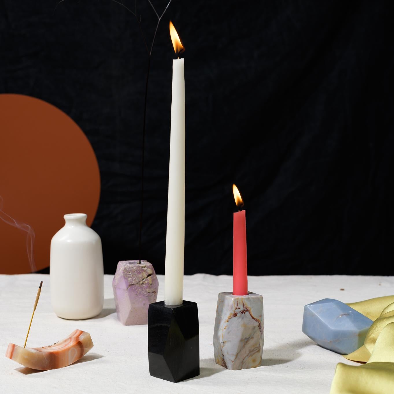 Eleva tu espacio con el Candelabro Facetado, una atrevida pieza decorativa esculpida en auténticas piedras semipreciosas. Su encanto crudo y geométrico la hace perfecta para reuniones elegantes o para añadir carácter a cualquier habitación.

Nuestro