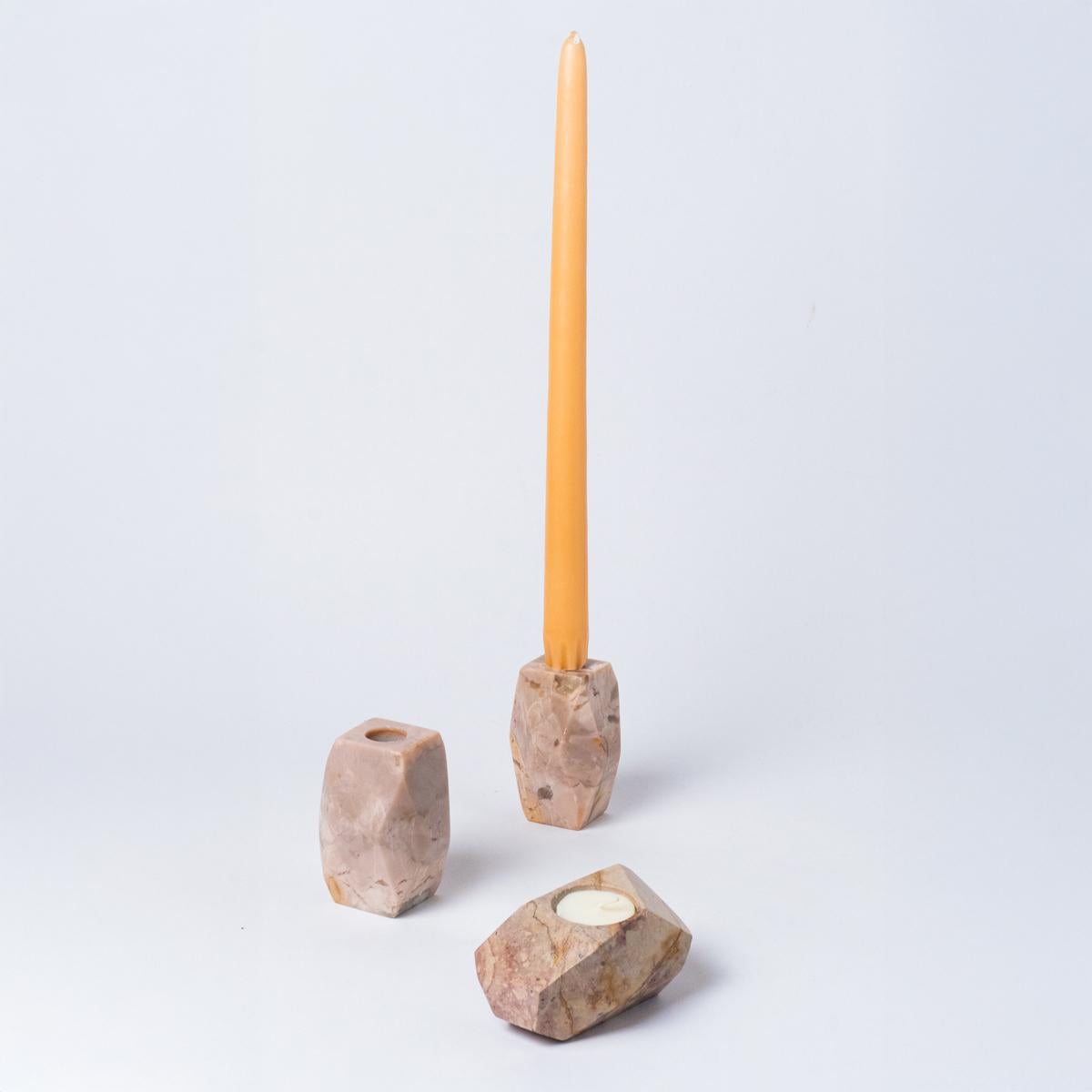 Art fonctionnel : candélabre à facettes en pierre ollaire qui transforme la lumière en une expérience esthétique.

Notre bougeoir à facettes rend hommage à la formation rocheuse naturelle des lointaines montagnes andines, et se mélange de façon