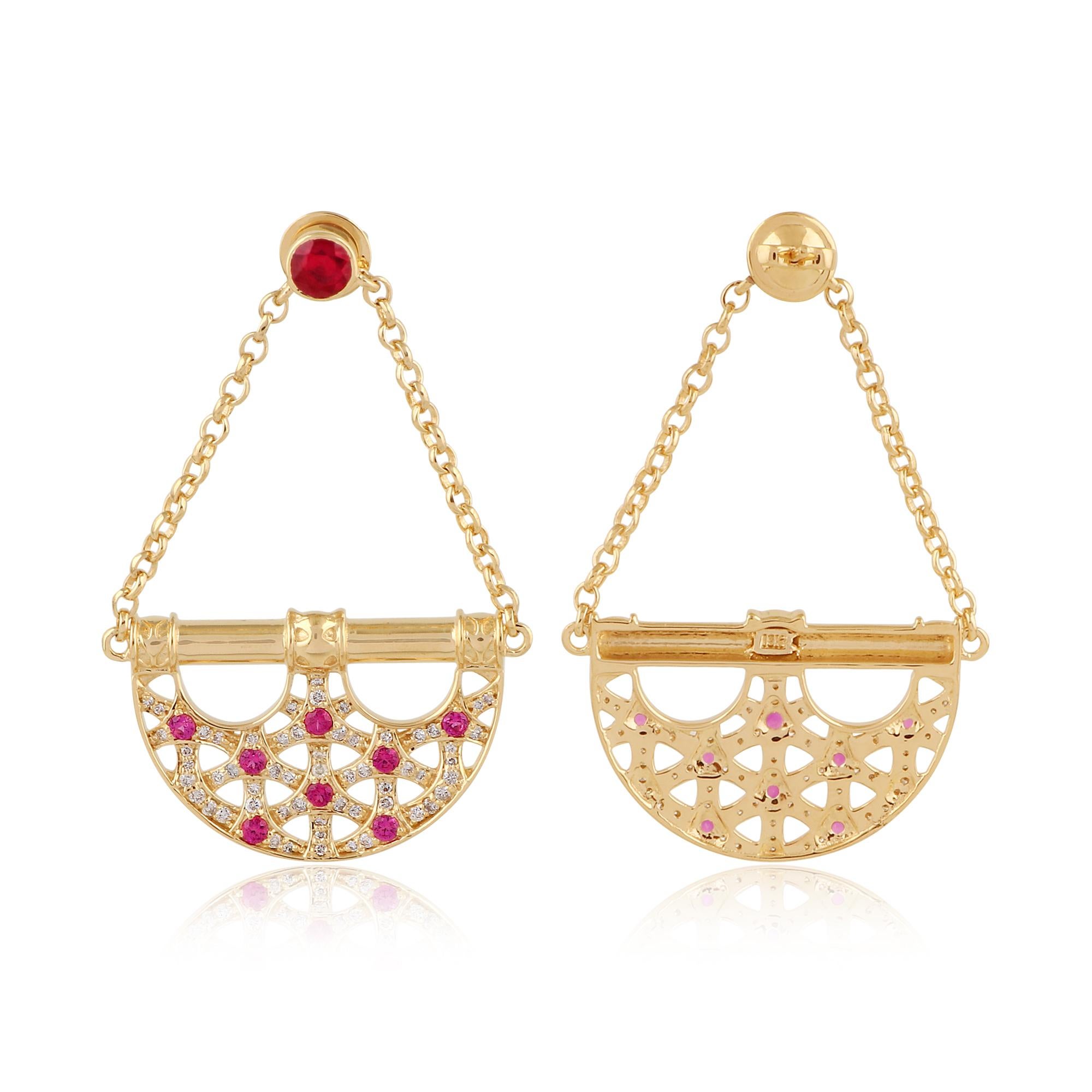 Questi orecchini sono pensati per farsi notare, con un sorprendente design a penzoloni. Realizzati con una meticolosa attenzione ai dettagli, questi splendidi orecchini sono una vera e propria testimonianza di bellezza senza tempo.

Sono un regalo