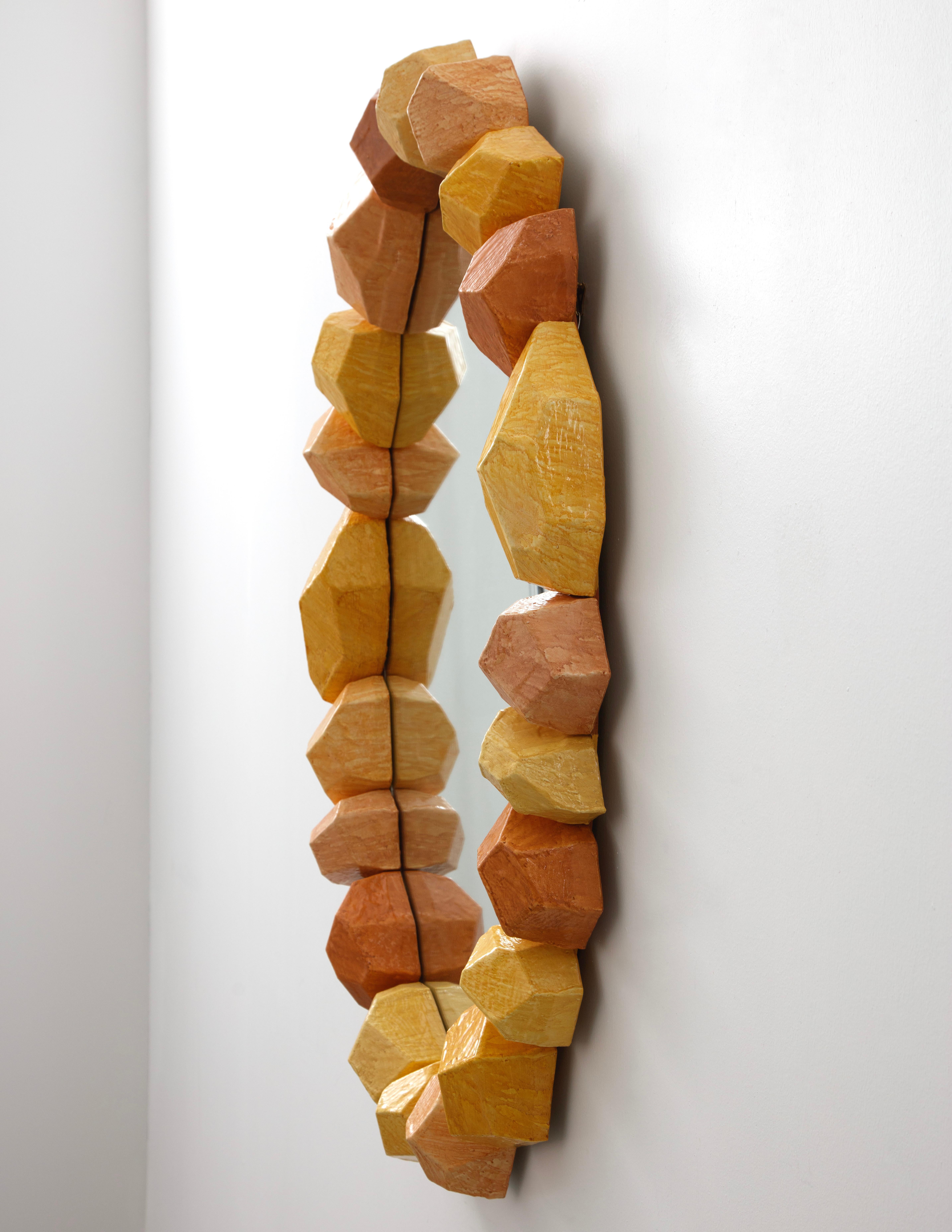 Ashley Hicks. Miroir en pierre précieuse. 2024. Résine et miroir.