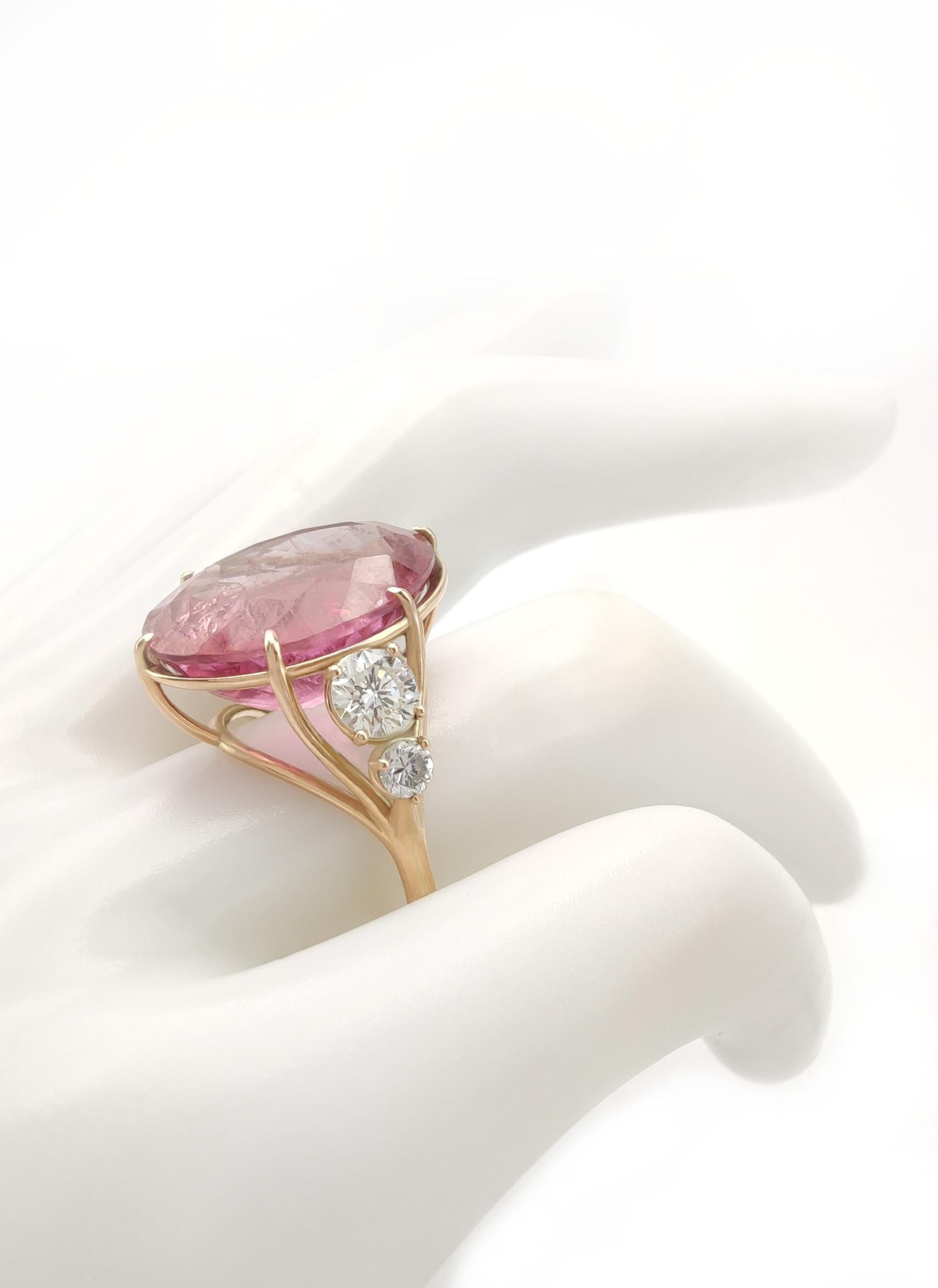 GRÖSSE:
Betrachten der Fotos mit dem Maßstabslineal
-amerikanisch Größe:7.25
-Europäische Größe:15


Edelstein:
Ein natürlicher rosa Turmalin, ovaler Schliff, 12,12 ct.
Abmessungen: 16,8 x 12,6 x 8,9 mm.


1 natürlicher Diamant im Brillantschliff,
