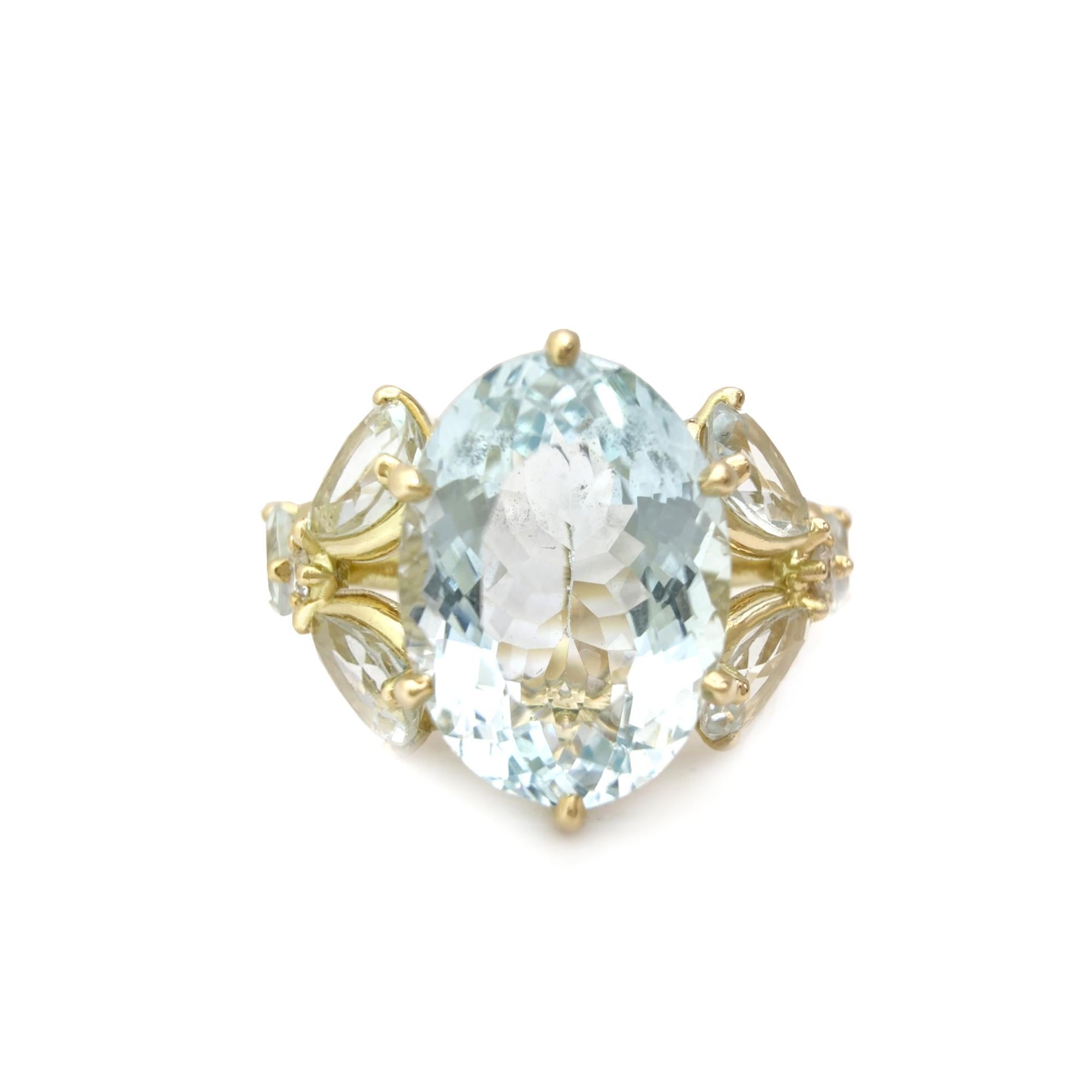 3.47ct Oval Cut Aquamarine and Diamond Engagement Ring in 18K Yellow Gold For Sale 2