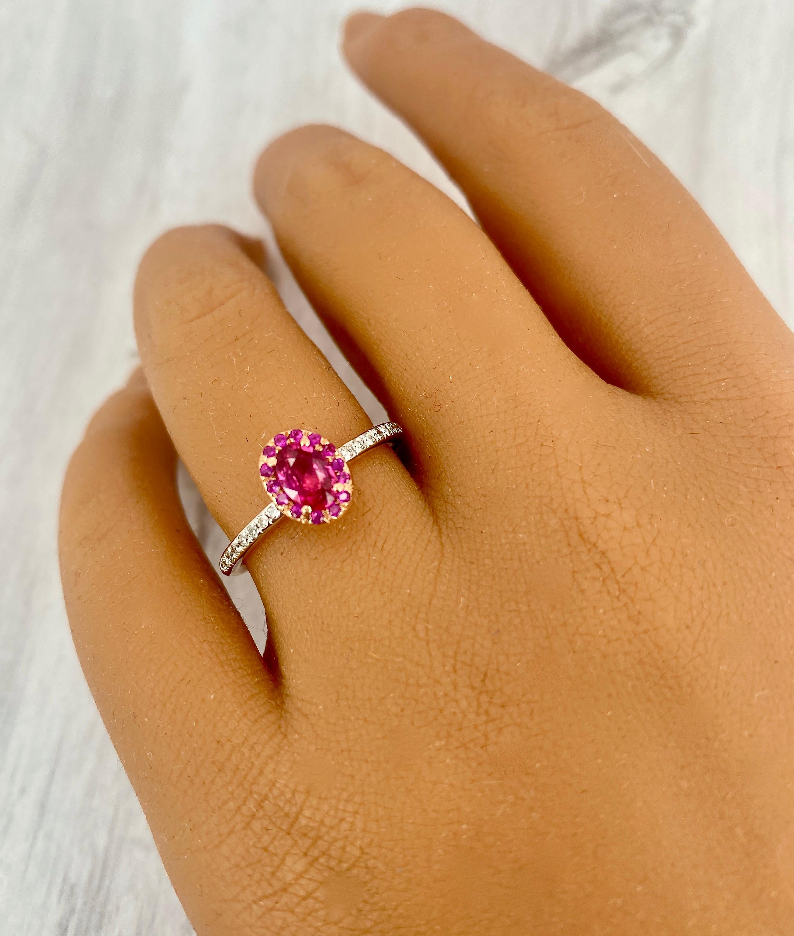 Il s'agit d'une magnifique bague en rubis et diamants, avec un halo unique en rubis ! Il est empilable, à la mode et abordable ! Vous obtenez un petit look coloré et élégant en une seule bague ! Toutes les pierres sont 100% naturelles et l'or est